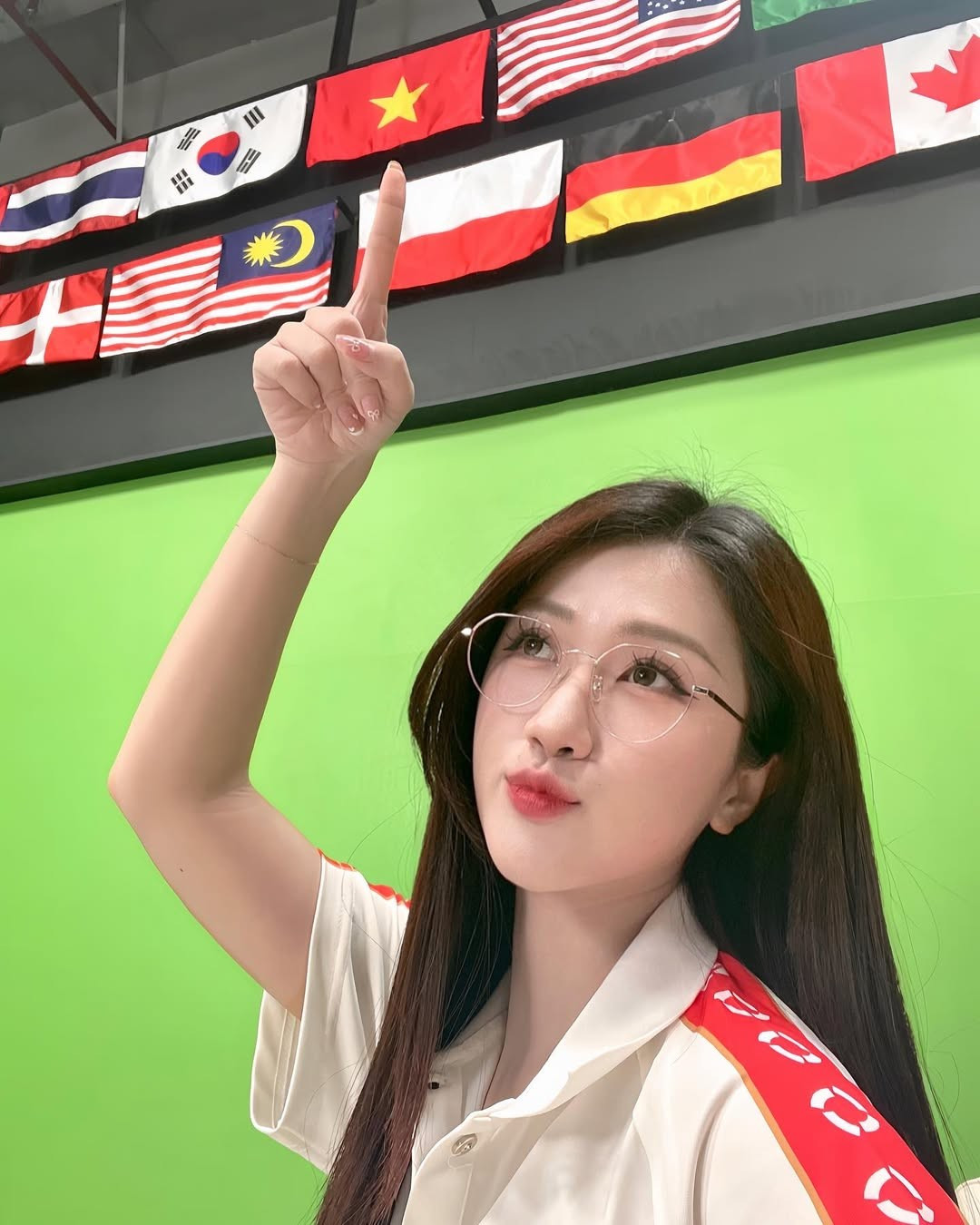 Mỗi lần Linh Nắng xuất hiện, không khí của giải đấu dường như lại trở nên sôi động và đầy hứng khởi hơn.