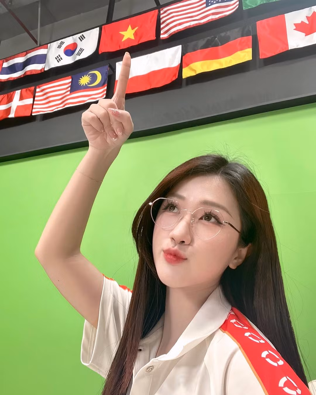 Mỗi lần Linh Nắng xuất hiện, không khí của giải đấu dường như lại trở nên sôi động và đầy hứng khởi hơn.