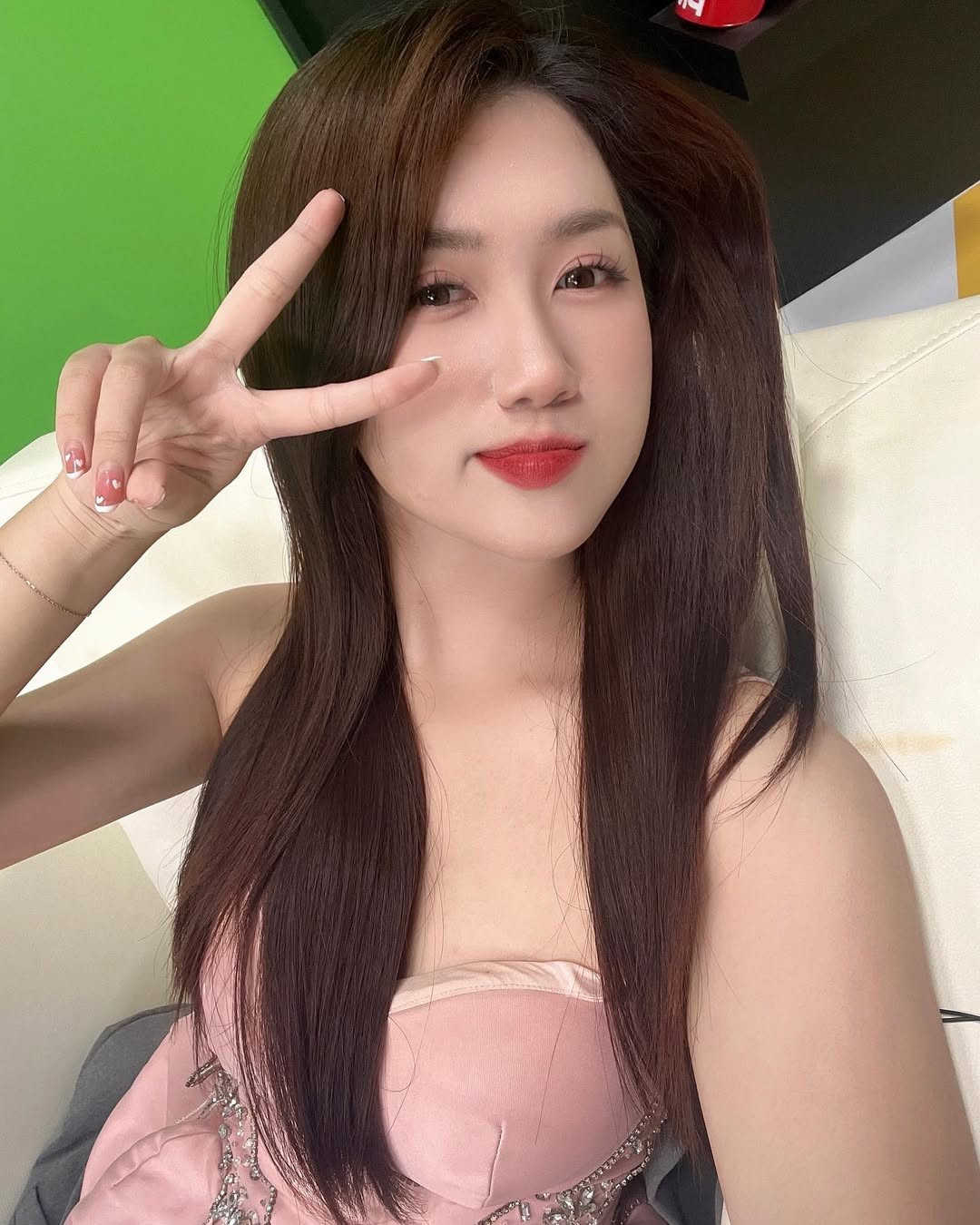 Lời tâm sự đầy thích thú của Linh Nắng nhanh chóng được lan truyền và các fan hâm mộ đã ngay lập tức "phong tặng" cô danh hiệu "Thần may mắn" hay "Bùa lợi" đặc biệt cho đội tuyển PUBG Việt Nam.