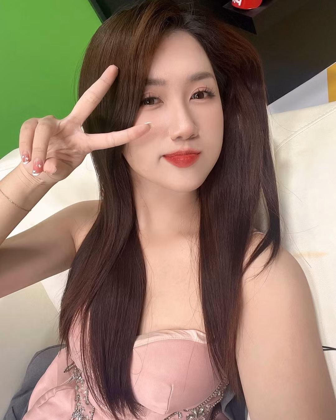 Lời tâm sự đầy thích thú của Linh Nắng nhanh chóng được lan truyền và các fan hâm mộ đã ngay lập tức "phong tặng" cô danh hiệu "Thần may mắn" hay "Bùa lợi" đặc biệt cho đội tuyển PUBG Việt Nam.