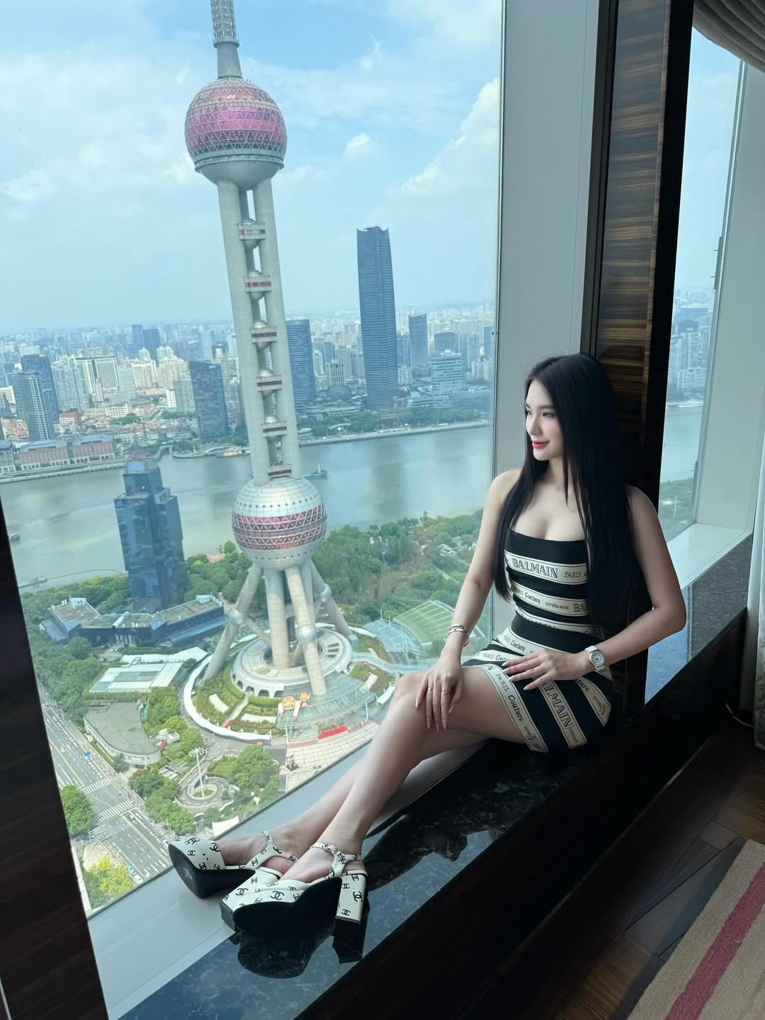 Kể từ sau khi gây chú ý tại The Face Vietnam 2016, Ngọc Loan khá kín tiếng về đời tư. Tuy nhiên, thông qua những hình ảnh đời thường được cô chia sẻ, có thể thấy người đẹp đang tận hưởng một cuộc sống sung túc, thường xuyên đi du lịch tại những địa điểm đắt đỏ trên thế giới và sở hữu bộ sưu tập đồ hiệu đồ sộ. (Ảnh: IGNV)