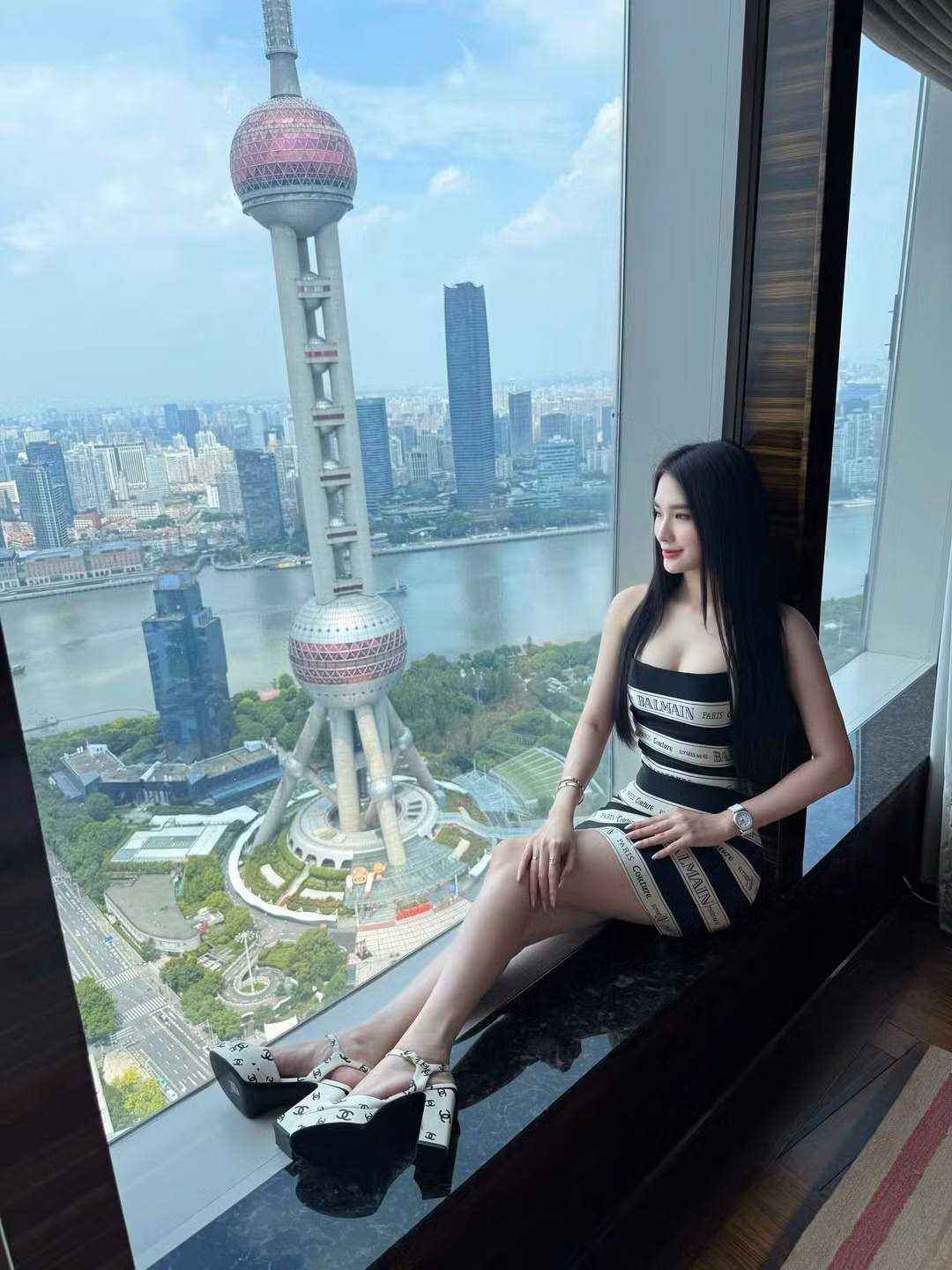 Kể từ sau khi gây chú ý tại The Face Vietnam 2016, Ngọc Loan khá kín tiếng về đời tư. Tuy nhiên, thông qua những hình ảnh đời thường được cô chia sẻ, có thể thấy người đẹp đang tận hưởng một cuộc sống sung túc, thường xuyên đi du lịch tại những địa điểm đắt đỏ trên thế giới và sở hữu bộ sưu tập đồ hiệu đồ sộ. (Ảnh: IGNV)