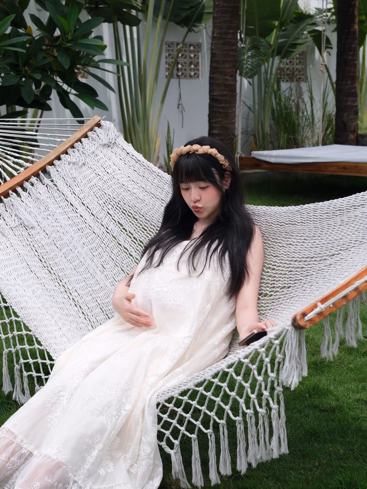 Trên trang cá nhân, Trần Thanh Tâm đăng tải những bức ảnh xinh đẹp, rạng rỡ trong một khu resort sang trọng. (Ảnh: FBNV)