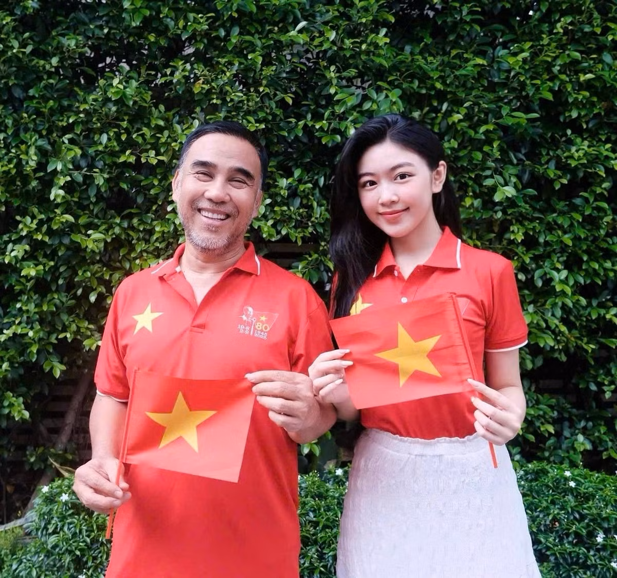 Ở phần bình luận của bài đăng, Hạt Dẻ (Mai Thảo Ngọc) - con gái út của Quyền Linh cũng bày tỏ: "Wow ba với chị Lem dễ thương quá". (Ảnh: Facebook Quyền Linh)