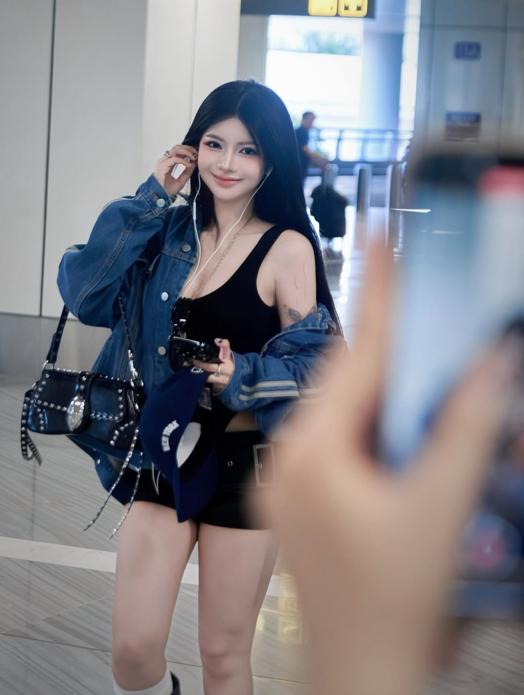 Bộ ảnh Ciin nhận về được đánh giá cao bởi sự tự nhiên, chân thật nhưng vẫn vô cùng thần thái, với ánh sáng và góc chụp chuyên nghiệp, tôn lên vóc dáng và gu thời trang tinh tế của cô. (Ảnh: IGNV)