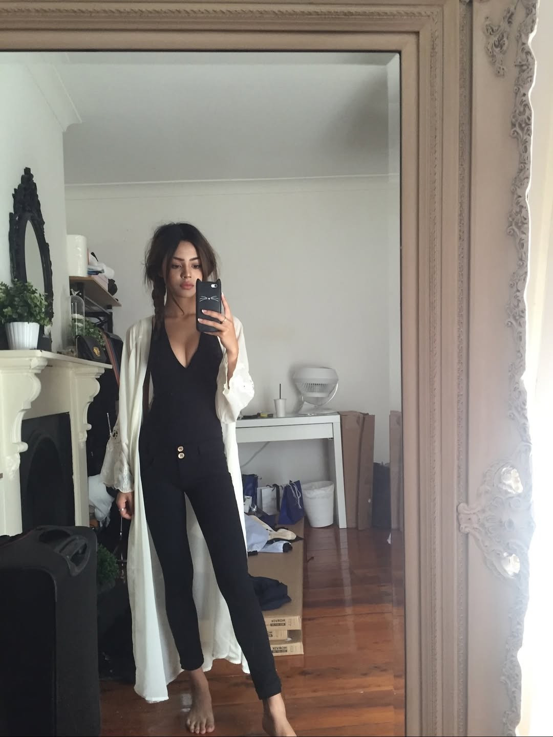 Đôi môi dày tự nhiên, căng mọng trở thành thương hiệu riêng của cô nàng. Cô là người lăng xê thành công các tông màu cam đất, hồng đất, đỏ gạch. (Ảnh: IGNV)