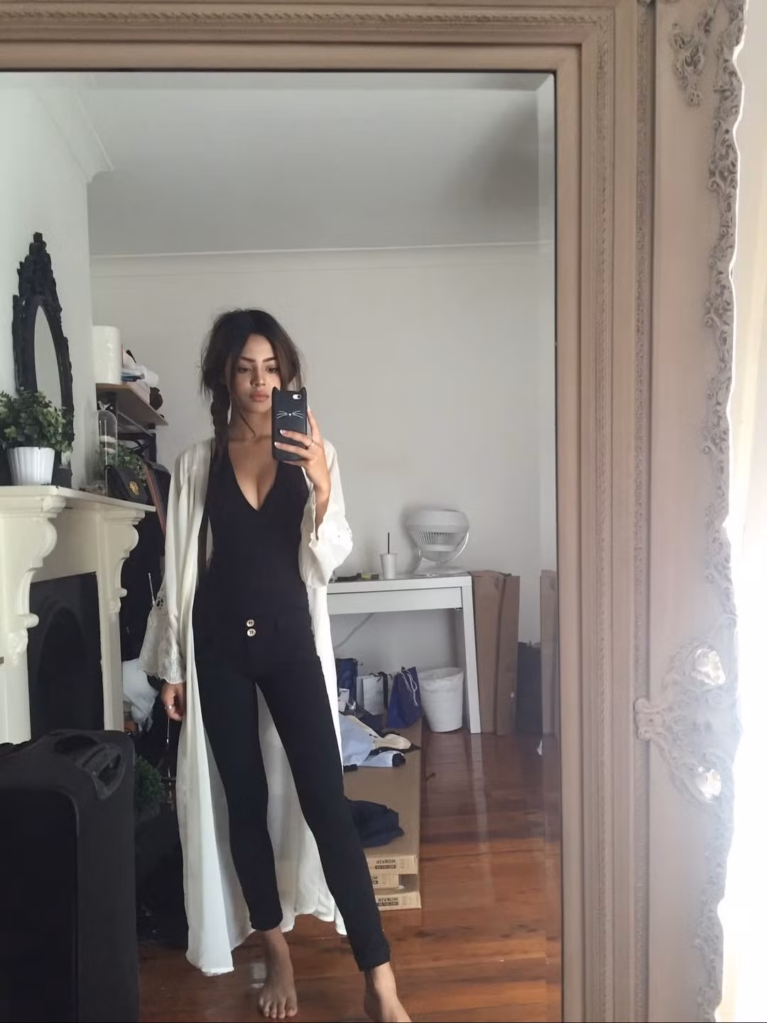 Đôi môi dày tự nhiên, căng mọng trở thành thương hiệu riêng của cô nàng. Cô là người lăng xê thành công các tông màu cam đất, hồng đất, đỏ gạch. (Ảnh: IGNV)