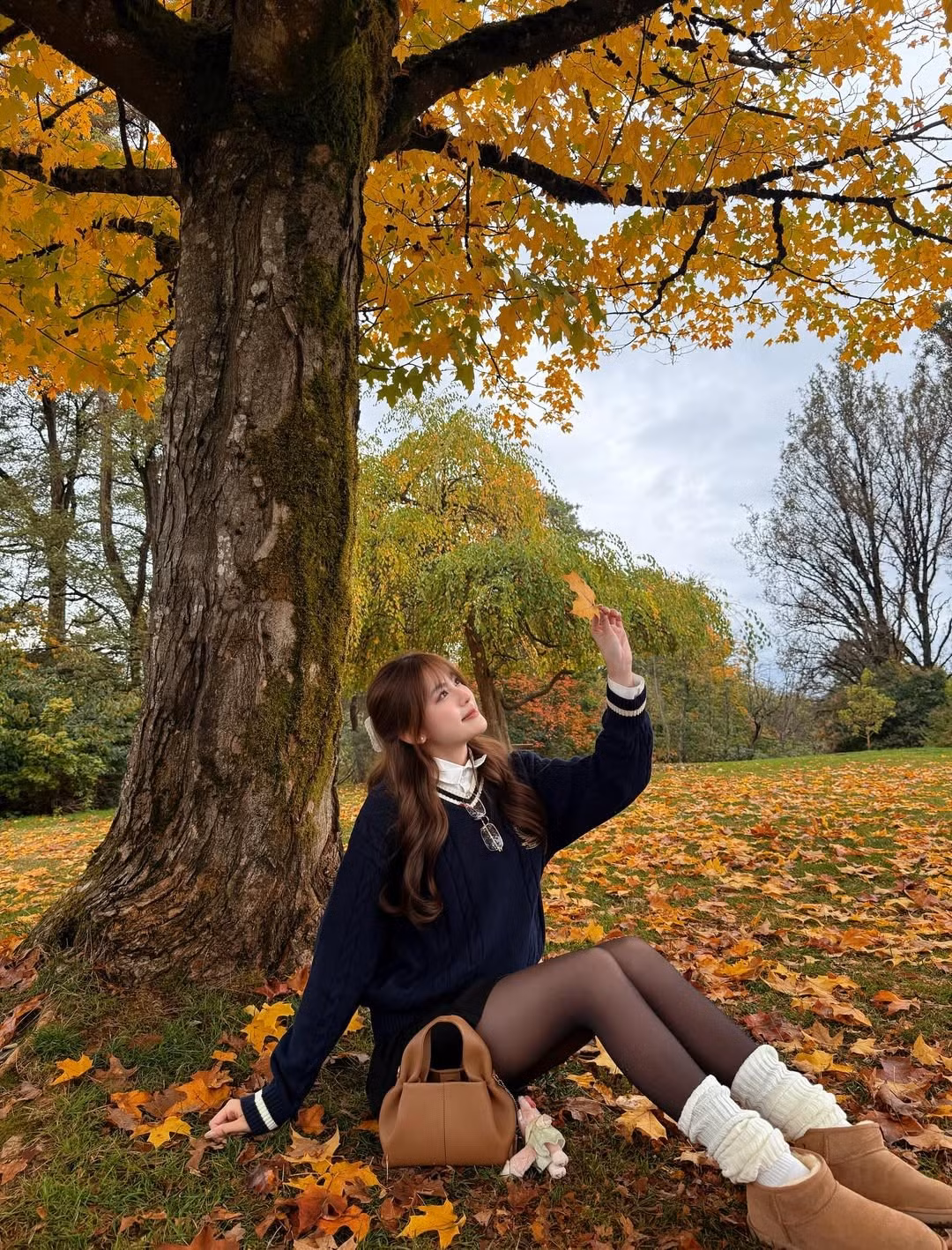 Cô nàng diện một chiếc áo len dệt kim màu xanh navy có họa tiết viền trắng ở cổ và tay, phối cùng áo sơ mi cổ bẻ màu trắng bên trong. Đây là kiểu trang phục thường thấy trong phong cách đồng phục học sinh nhưng được biến tấu đầy tinh tế.(Ảnh: IGNV)