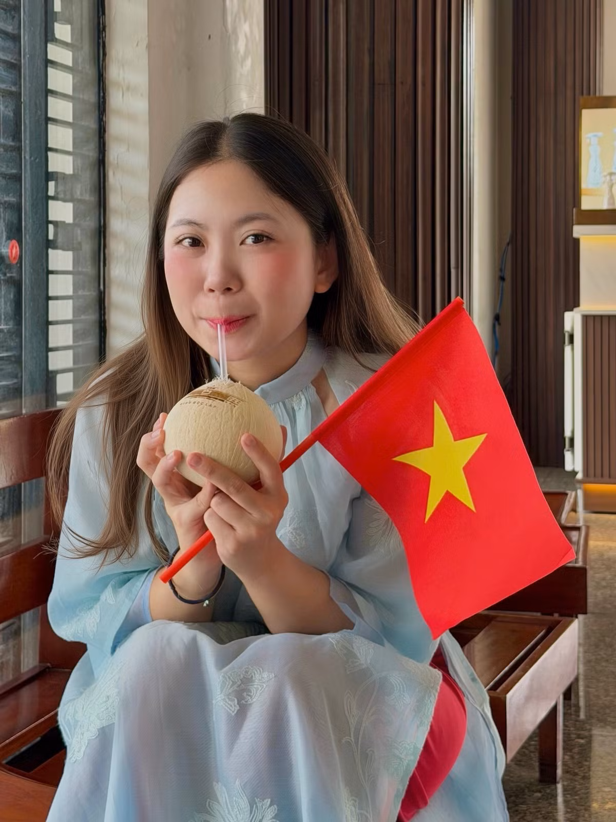 Mạch Thị Thùy Khanh (SN 1996), nữ cơ phó trẻ tuổi của hãng hàng không Pacific Airlines, không chỉ gây ấn tượng bởi hành trình theo đuổi ước mơ "làm chủ bầu trời" đầy nghị lực mà còn bởi vẻ ngoài ngọt ngào, rạng rỡ. (Ảnh: FBNV)