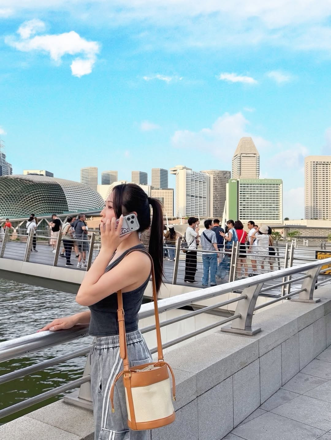 Trong các bức ảnh, Ccplay đã hóa thân thành các nhân vật như Sonoko Suzuki và Edogawa Conan. Dù không hoàn toàn diện trang phục cosplay 100%, cô vẫn giữ được thần thái và bối cảnh quen thuộc, tạo nên sự đối chiếu thú vị giữa thế giới anime và đời thực. (Ảnh: IGNV)