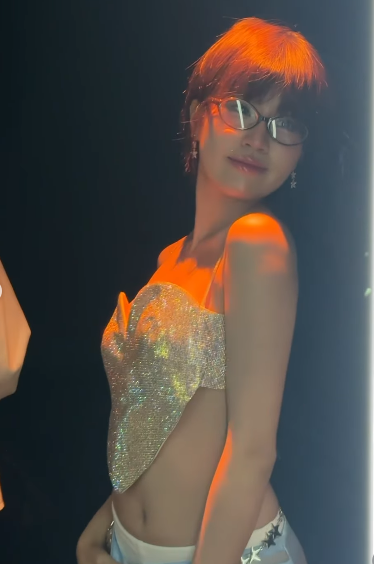 Sau khi cắt tóc ngắn, Pháo không ngần ngại thử sức với nhiều phong cách thời trang đa dạng. Giọng ca Hai phút hơn liên tục lăng xê trang phục ôm sát, thiết kế cầu kỳ với điểm nhấn độc đáo. (Ảnh: IGNV)