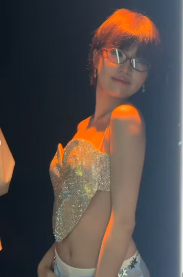 Sau khi cắt tóc ngắn, Pháo không ngần ngại thử sức với nhiều phong cách thời trang đa dạng. Giọng ca Hai phút hơn liên tục lăng xê trang phục ôm sát, thiết kế cầu kỳ với điểm nhấn độc đáo. (Ảnh: IGNV)