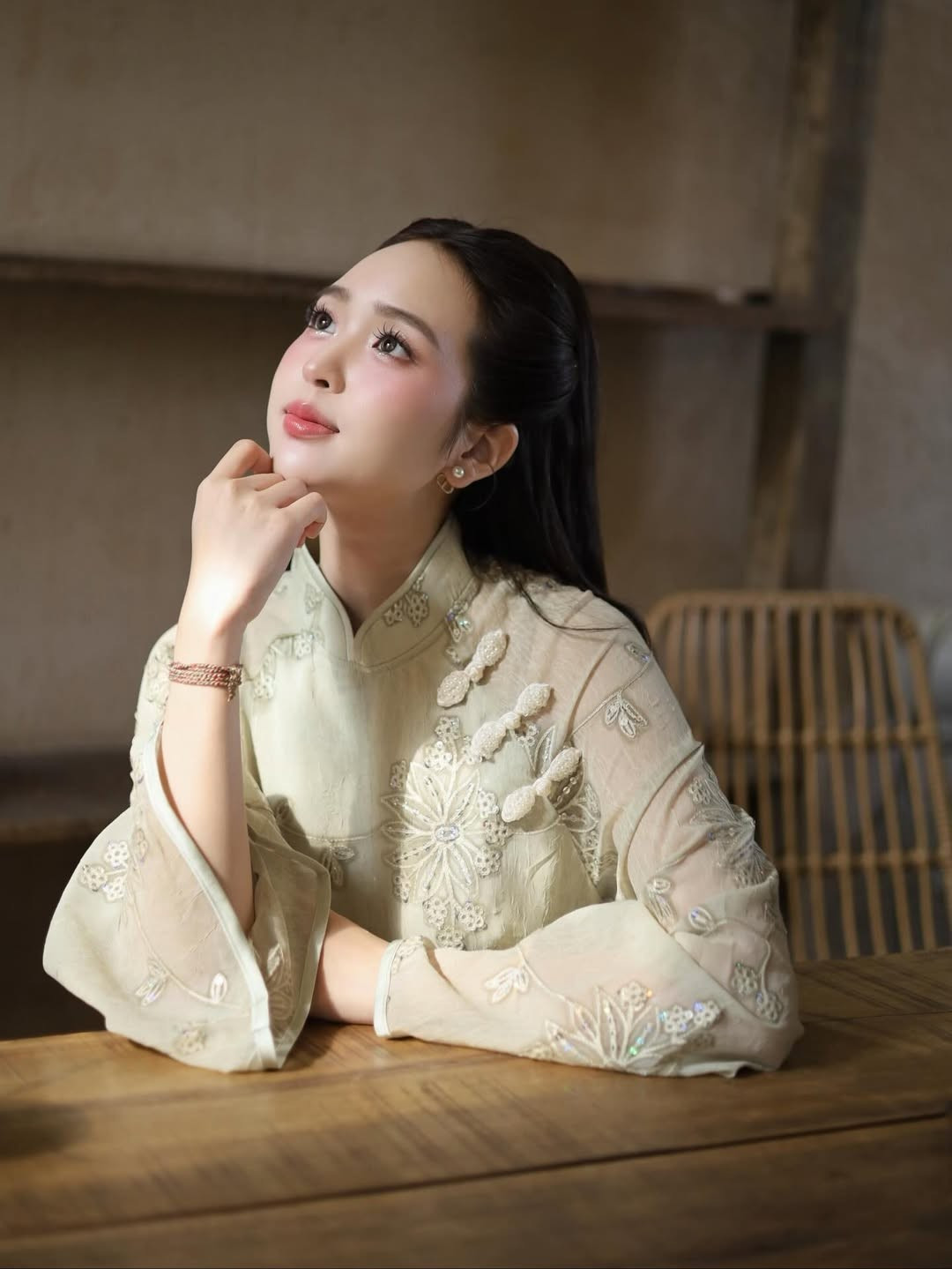 Lối trang điểm tông hồng đào tự nhiên kết hợp cùng kiểu tóc buộc nửa đầu giản dị giúp gương mặt cô trở nên thanh thoát và tràn đầy sức sống. (Ảnh: IGNV)