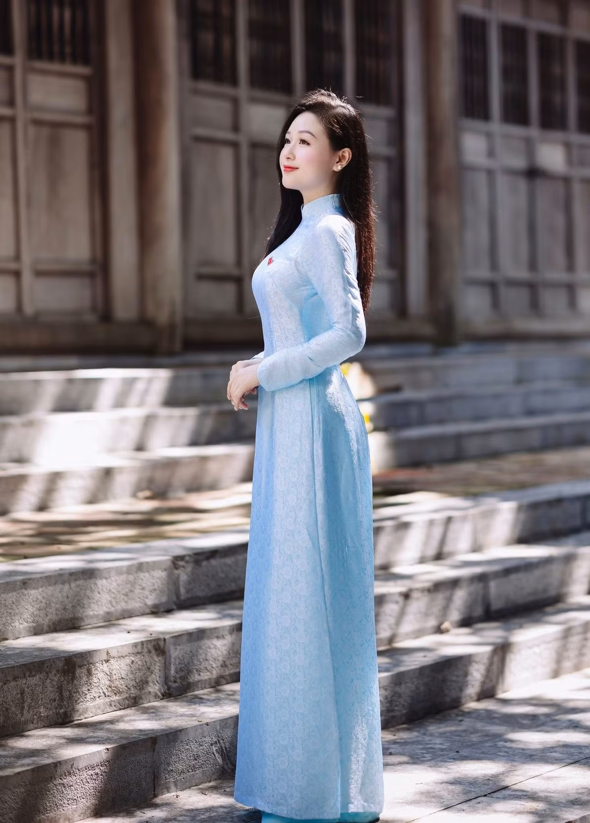 Cô nổi tiếng từ những khoảnh khắc dịu dàng, duyên dáng trong tà áo dài tại các buổi lễ khai giảng.