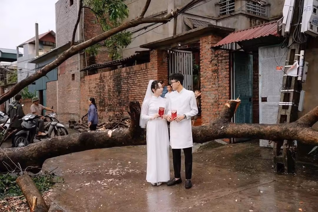 Thay vì lo lắng hay buồn bã, họ vẫn quyết định tổ chức đám cưới như kế hoạch và thậm chí còn biến những thân cây đổ thành "phông nền" độc đáo cho bộ ảnh cưới của mình.