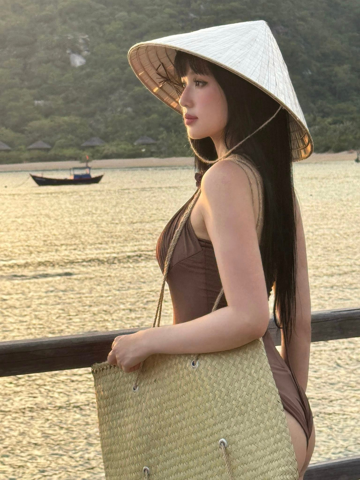 Mùa hè năm nay, Tâm Tít trước đó cũng đăng tải nhiều loạt ảnh du lịch ở nhiều địa điểm. Cô không ngại thử nghiệm các kiểu bikini dây mảnh, cut-out táo bạo, nhưng luôn giữ được sự thanh lịch trong từng lựa chọn. (Ảnh: FBNV)