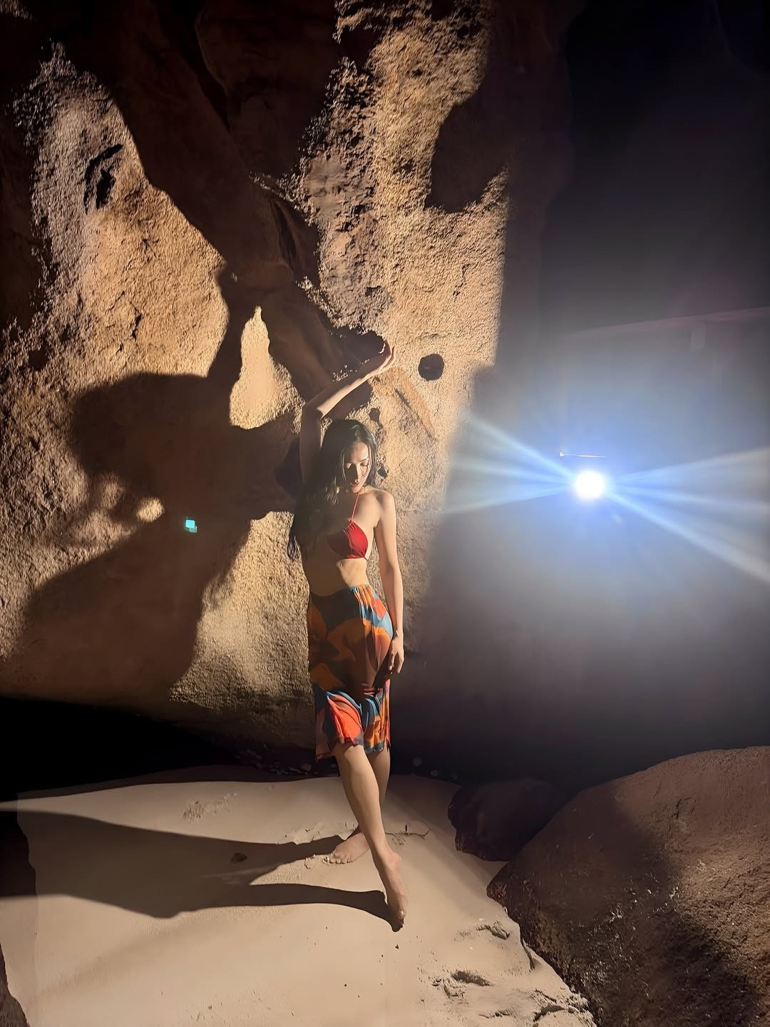 Vẻ đẹp "bốc lửa" của cô cùng phong cách thời trang tinh tế đã tạo nên những bức ảnh đầy nghệ thuật, nhận được vô số lời khen từ cộng đồng mạng.