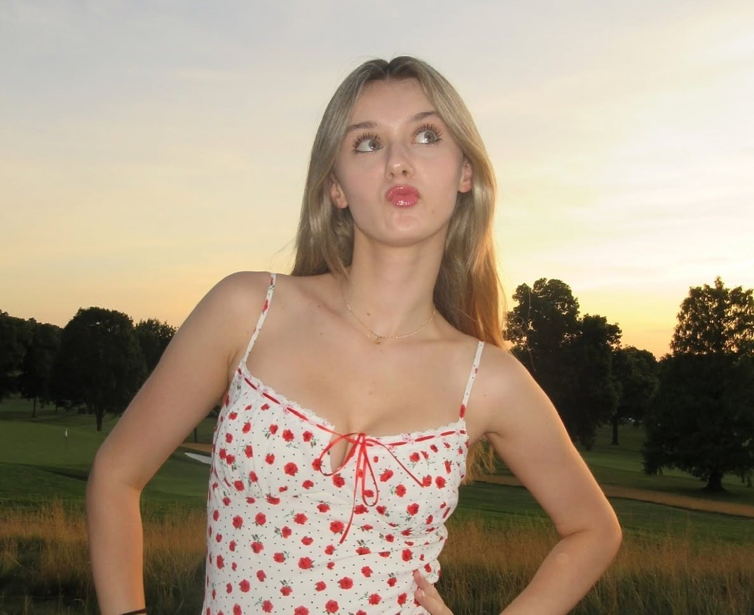 Bên cạnh ngoại hình nổi bật, Kaleigh Talty còn được biết đến là một cô gái có chiều sâu tâm hồn. Với niềm đam mê dành cho nghệ thuật độc lập, cô thường xuyên có những bài bình luận phim sắc sảo. (Ảnh: IGNV)