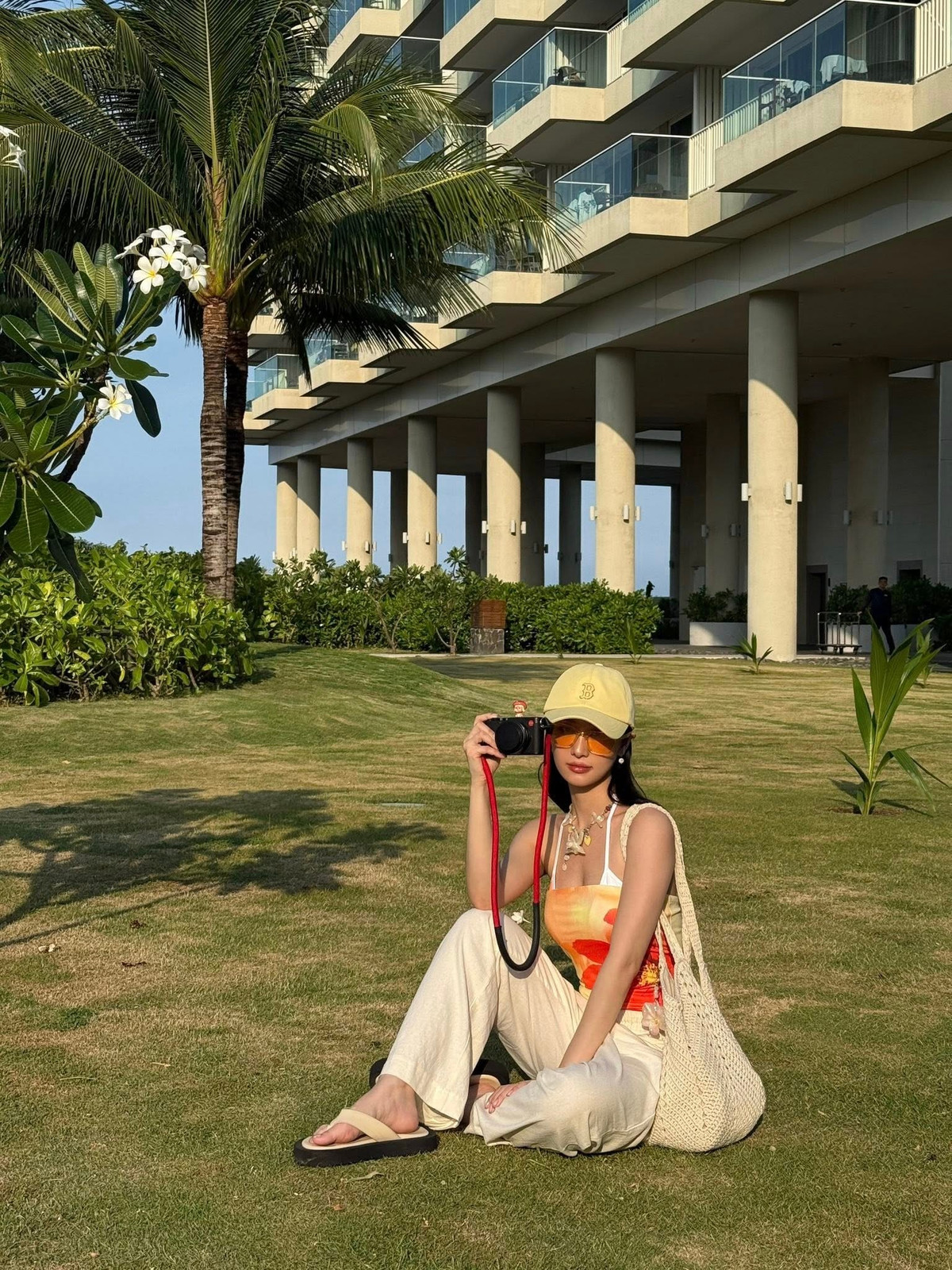 Trong những hình ảnh đời thường, cô nàng cũng vô cùng cuốn hút với các thiết kế đơn giản nhưng khéo léo tôn lên ưu điểm cơ thể. (Ảnh: IGNV)