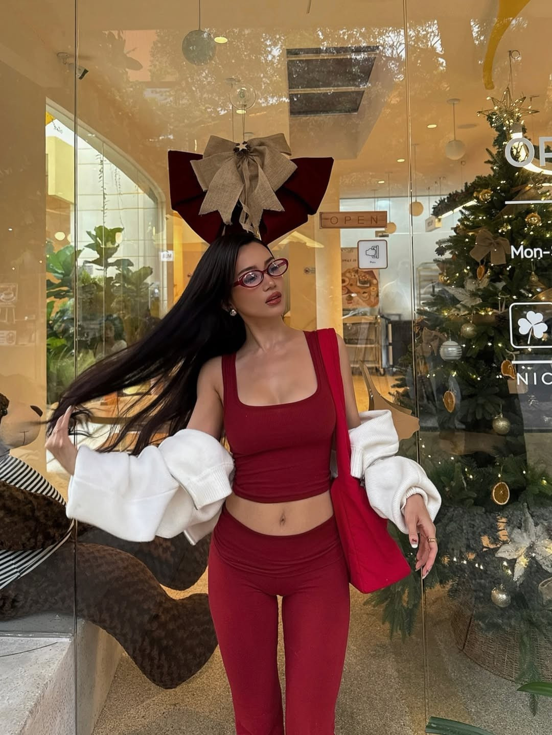 Không còn bó hẹp trong không gian phòng gym, bộ đồ tập ôm sát cơ thể đã được Sĩ Thanh biến hóa thành trang phục dạo phố cực thời thượng. Set đồ gồm áo croptop hai dây kết hợp cùng quần legging đồng màu, giúp cô phô diễn trọn vẹn vòng eo "con kiến" và vòng hông quả táo nảy nở. (Ảnh: IGNV)