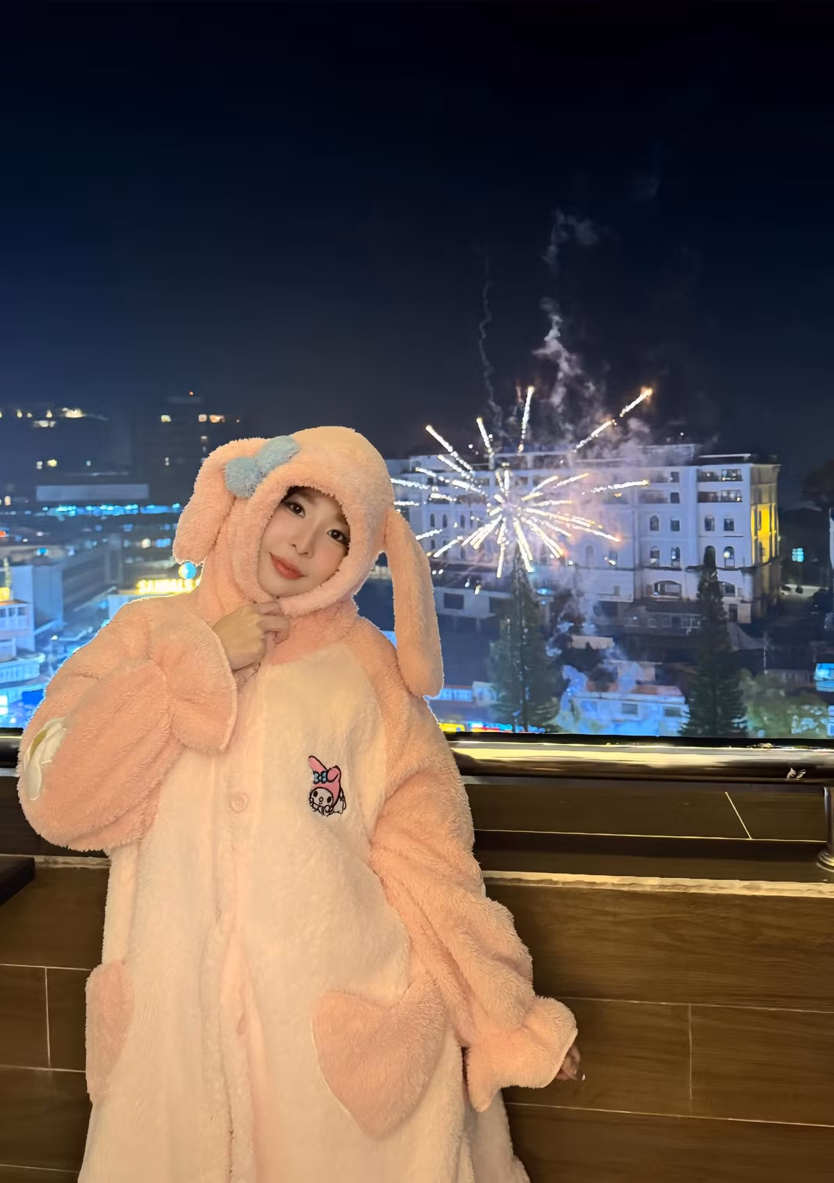 Sự xuất hiện của Tammy Phạm trong tà áo dài không chỉ làm phong phú thêm "đường đua" nhan sắc dịp Tết mà còn khẳng định sức hút đa dạng của nàng hot girl Gen Z. Dù ở phong cách nào, Tammy vẫn giữ được nét cuốn hút riêng biệt, khiến người xem không thể rời mắt. (Ảnh: IGNV)