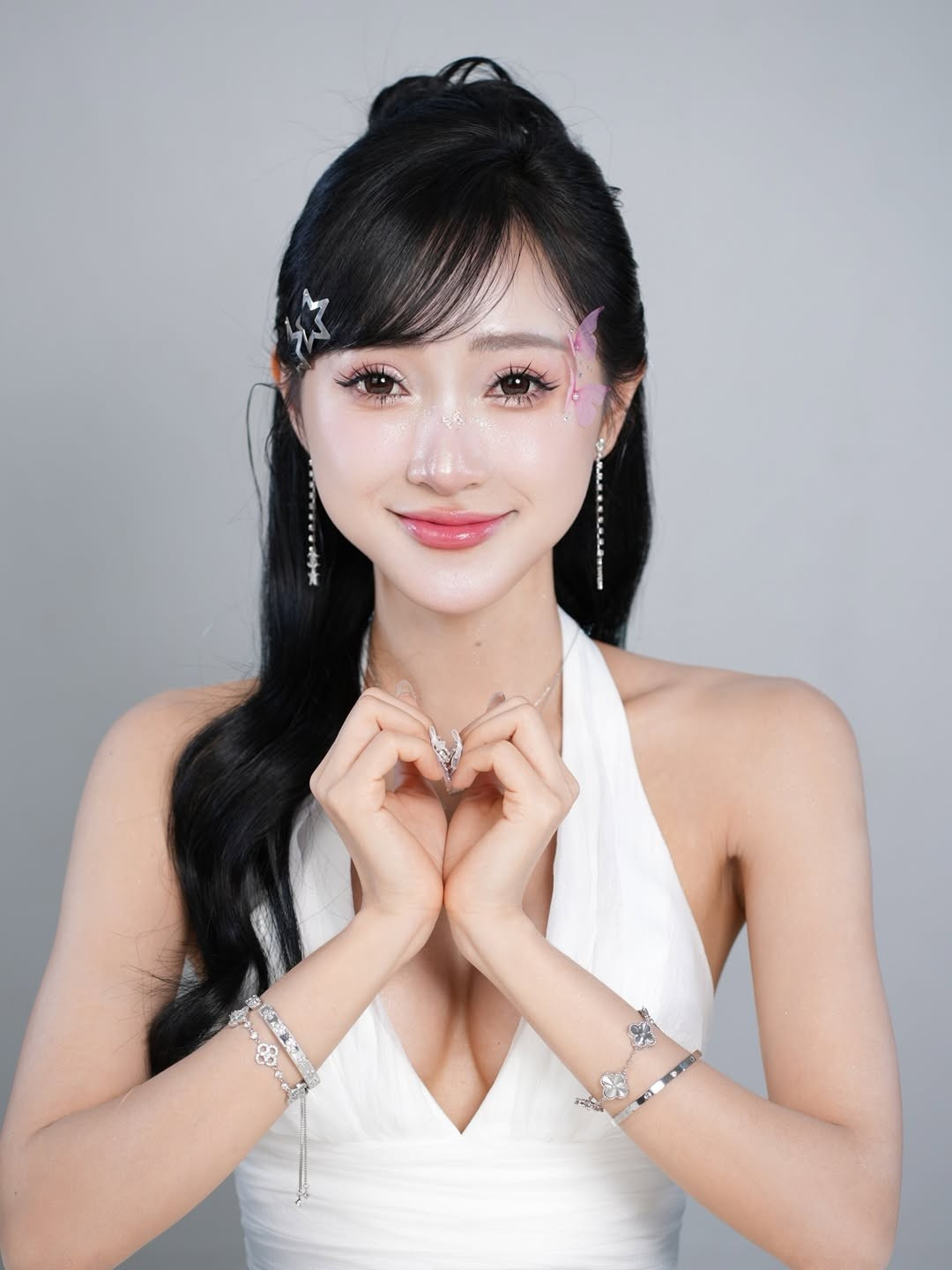 Clara Đào, hot girl và TikToker gốc Việt sinh sống tại Canada, từ lâu đã nổi tiếng với những video truyền tải thông điệp về sự tự tin, yêu thương bản thân, đặc biệt là với hình thể mảnh mai và vòng một "phẳng lì" tự nhiên. (Ảnh: IGNV)