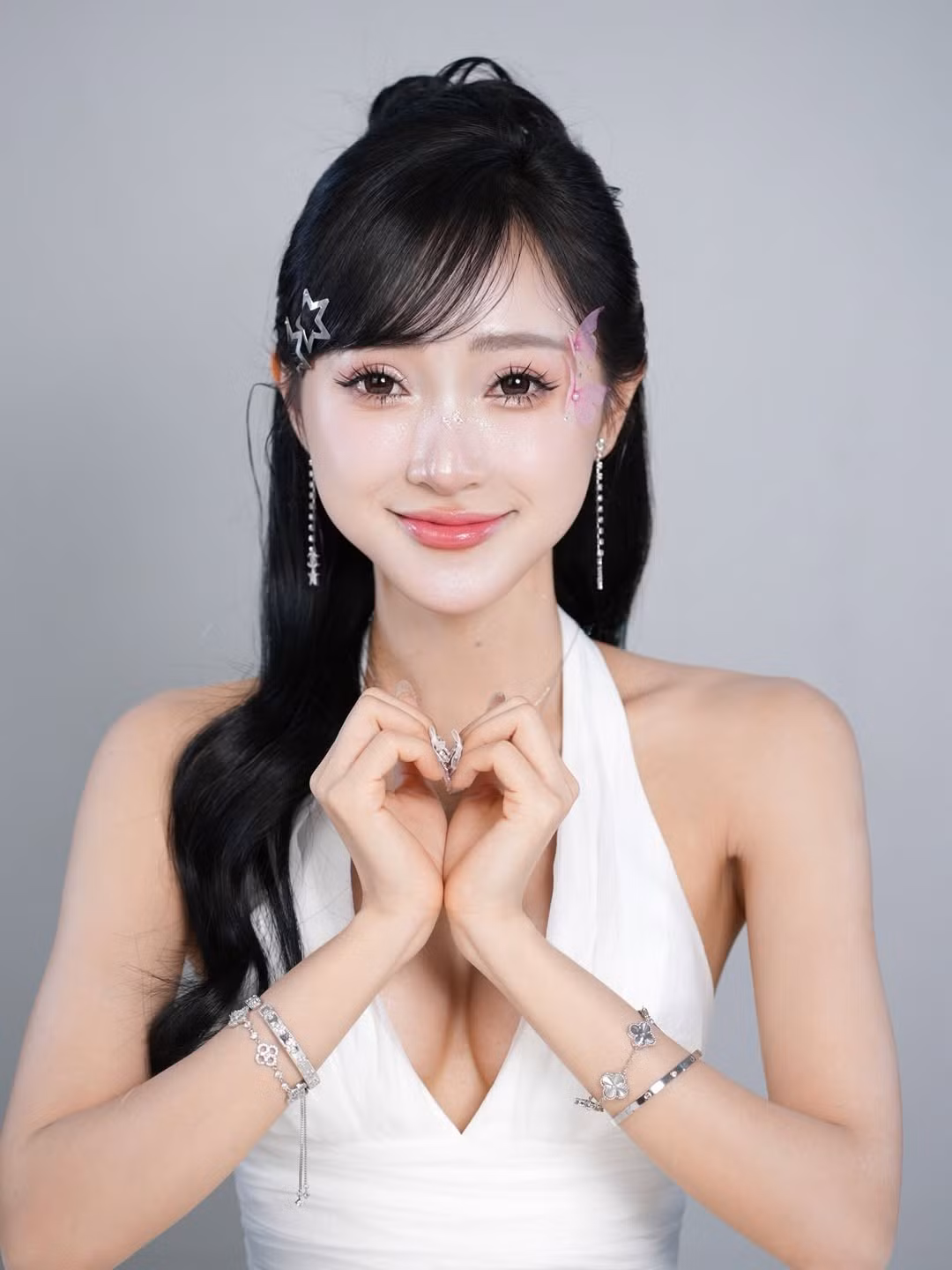 Clara Đào, hot girl và TikToker gốc Việt sinh sống tại Canada, từ lâu đã nổi tiếng với những video truyền tải thông điệp về sự tự tin, yêu thương bản thân, đặc biệt là với hình thể mảnh mai và vòng một "phẳng lì" tự nhiên. (Ảnh: IGNV)