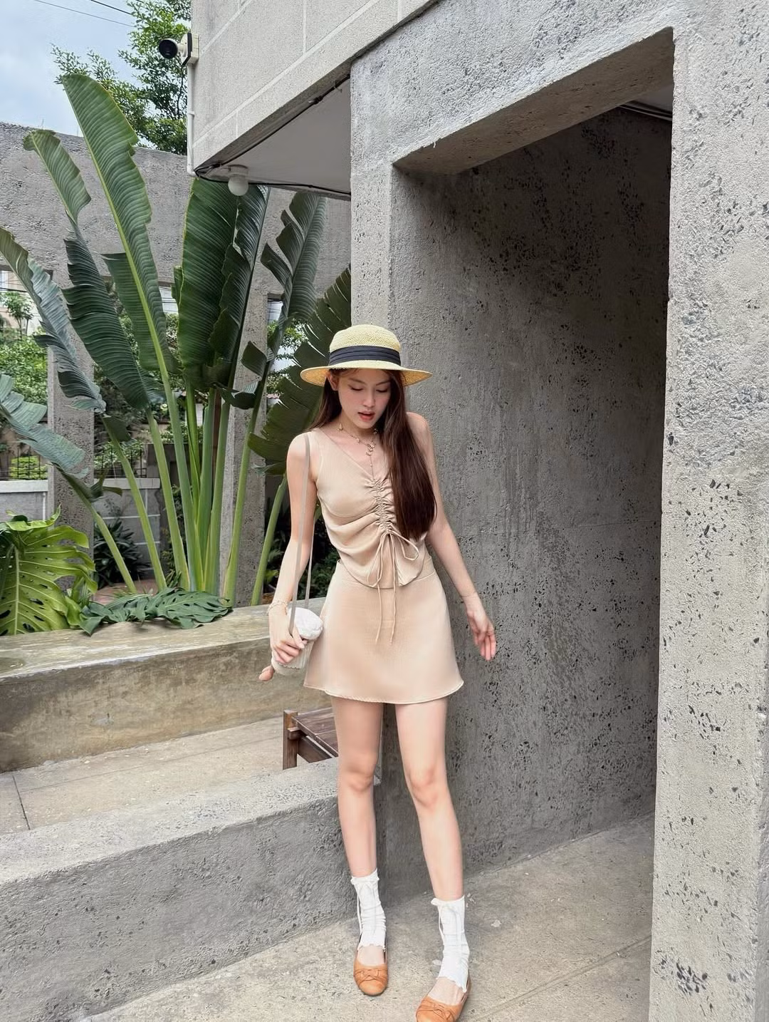 Gần đây, khi hình ảnh của HIEUTHUHAI và Tăng Mỹ Hàn chụp tại một tiệm photobooth bị rò rỉ và lan truyền trên mạng xã hội, nàng hot girl nhận về nhiều sự quan tâm hơn. Tuy nhiên cô nàng không lên tiếng về vấn đề này mà vẫn đăng tải những hình ảnh đời thường.