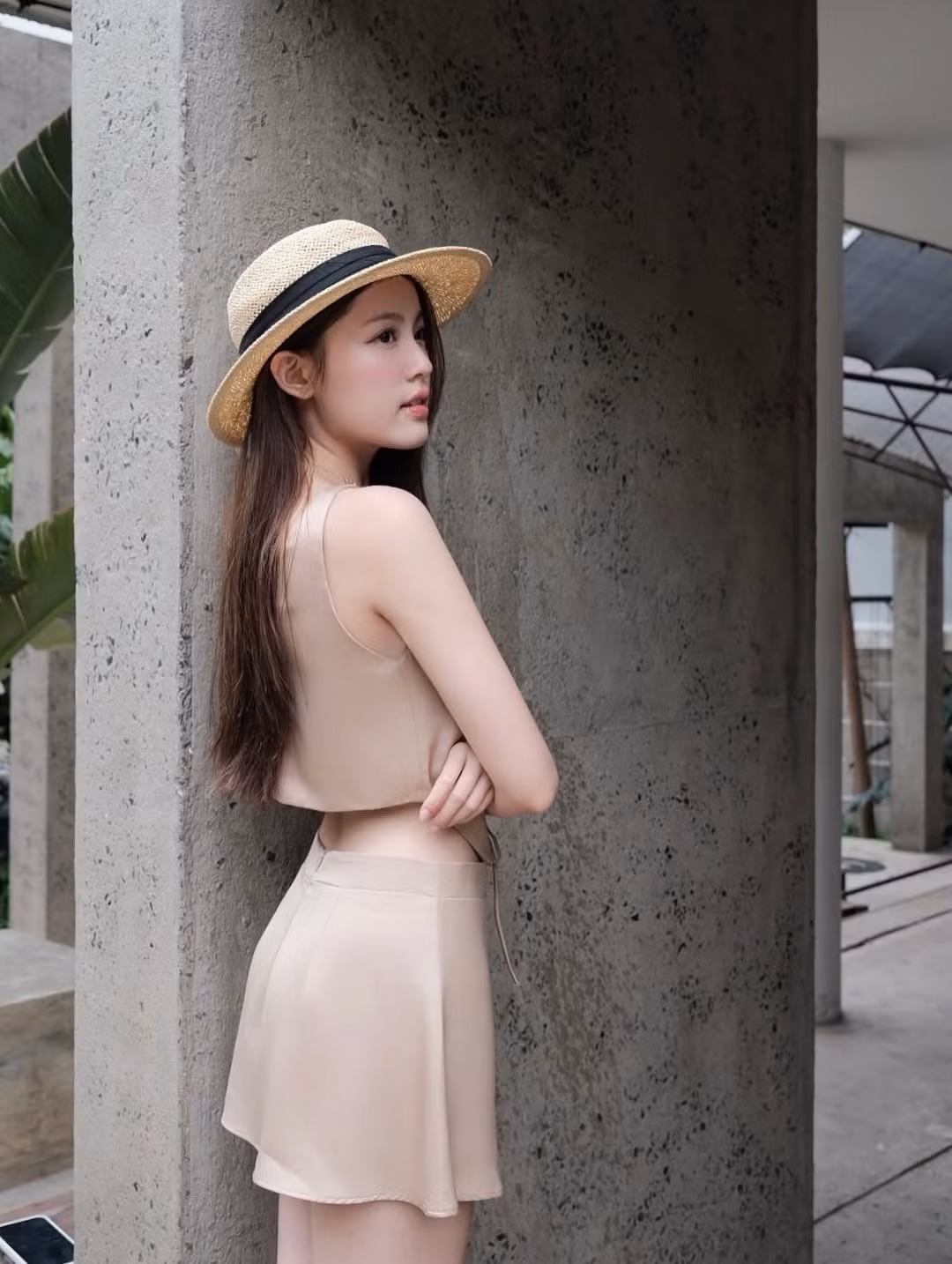 Cô nàng tự tin tạo dáng với nhiều biểu cảm khác nhau, từ nhẹ nhàng nhìn xa xăm, nở nụ cười tươi tắn đến chu môi đáng yêu, tất cả đều toát lên sự tự nhiên và thu hút.