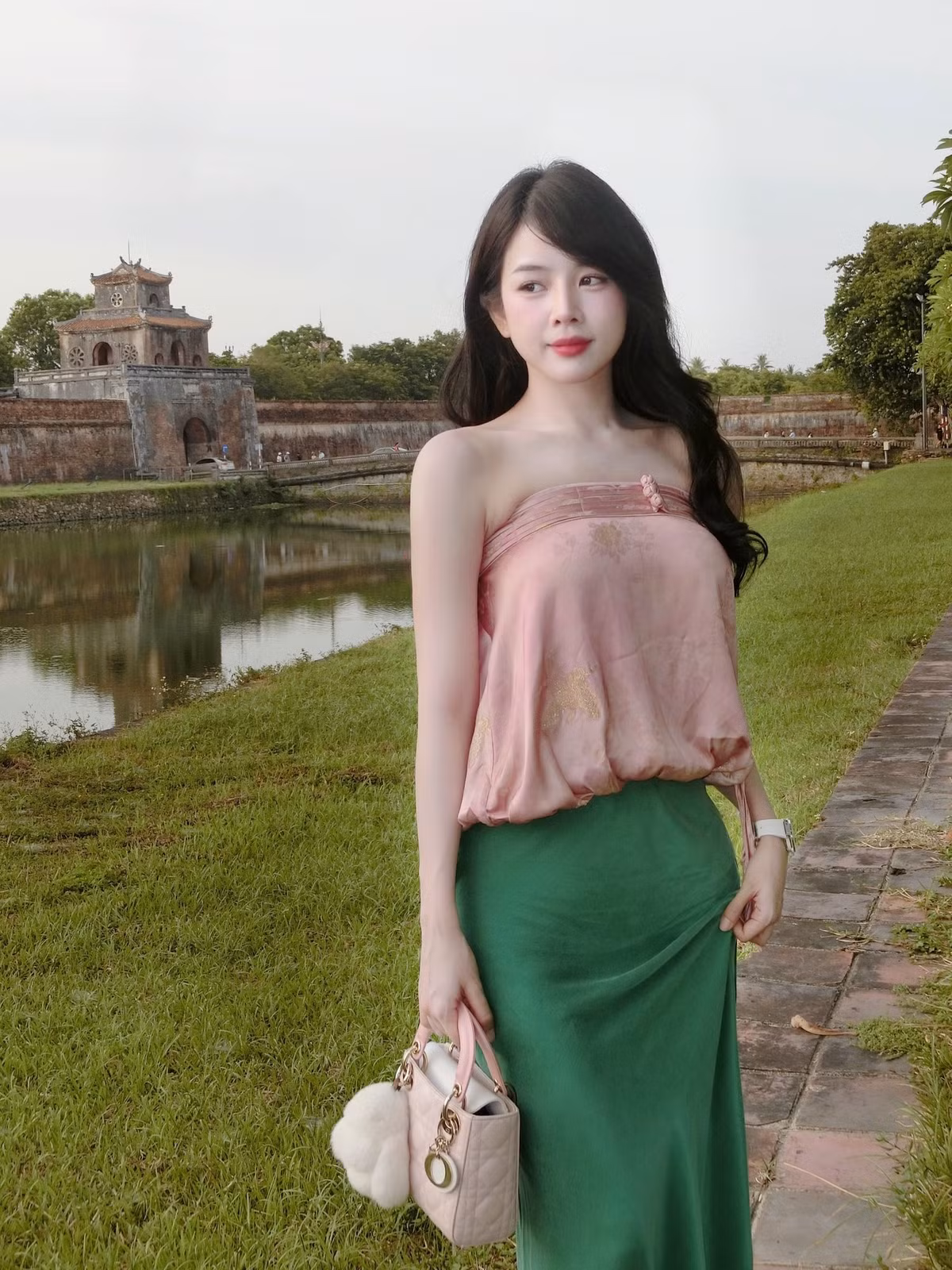 DJ Mie, nữ DJ đình đám của làng nhạc Việt, một lần nữa gây sốt cộng đồng mạng khi khoe loạt ảnh dạo chơi tại kinh thành Huế.