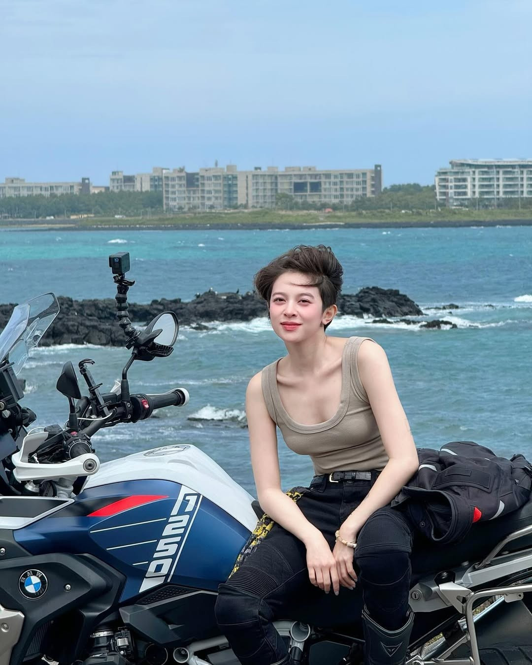 Nguyễn Lê Hà My, KOL nổi tiếng với biệt danh Miemyii và mái tóc tém thương hiệu, vừa "đốn tim" người hâm mộ khi bất ngờ đăng tải loạt ảnh diện đồ bơi. (Ảnh: IGNV)