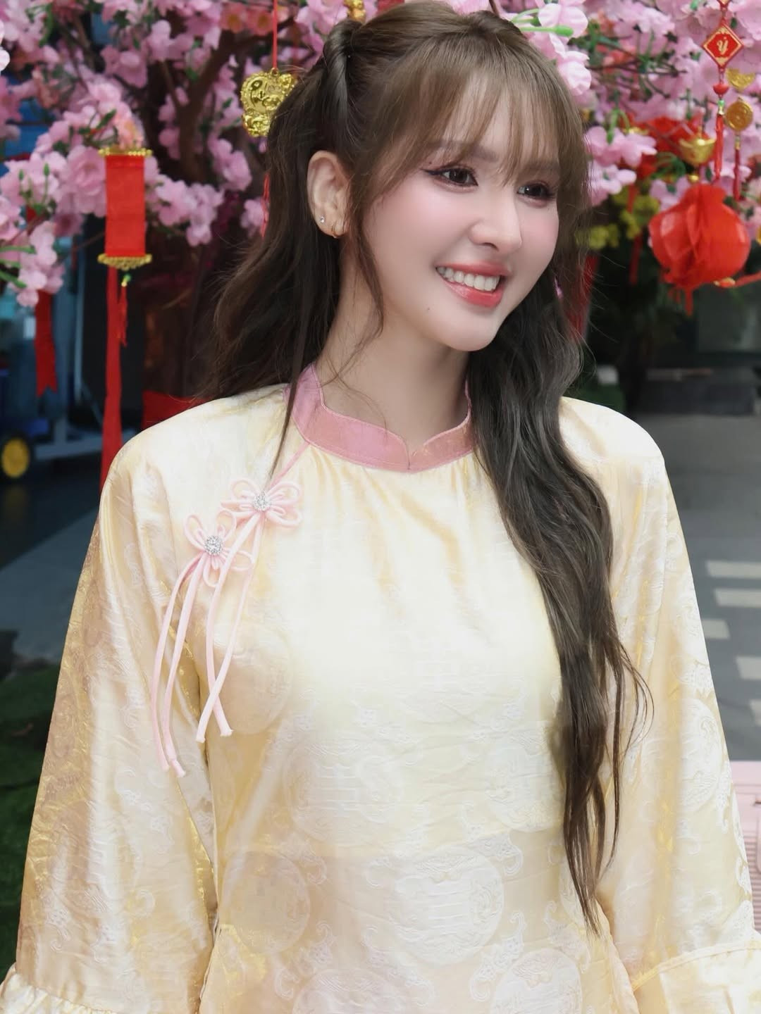 Mới đây, trên trang cá nhân, Ngân Sát Thủ đã đăng tải loạt khoảnh khắc rạng rỡ trong tà áo dài truyền thống. Đây được xem là động thái "nhập cuộc" đường đua nhan sắc dịp Tết Nguyên Đán của cô nàng, bên cạnh dàn mỹ nhân Việt. (Ảnh: IGNV)