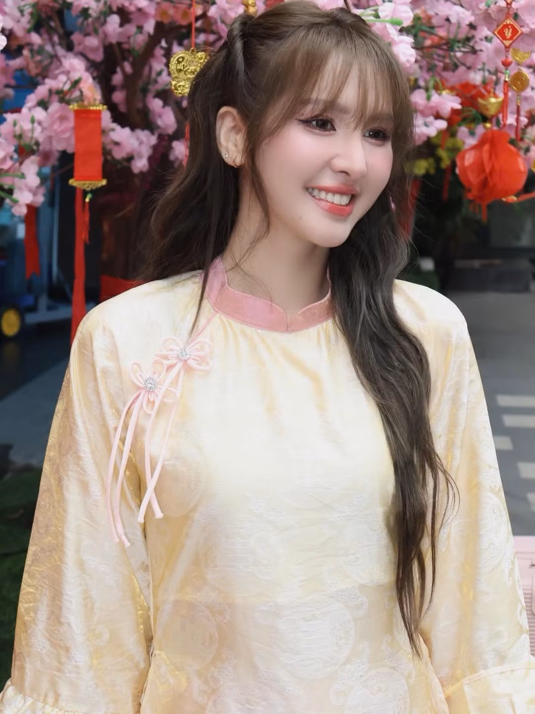 Mới đây, trên trang cá nhân, Ngân Sát Thủ đã đăng tải loạt khoảnh khắc rạng rỡ trong tà áo dài truyền thống. Đây được xem là động thái "nhập cuộc" đường đua nhan sắc dịp Tết Nguyên Đán của cô nàng, bên cạnh dàn mỹ nhân Việt. (Ảnh: IGNV)