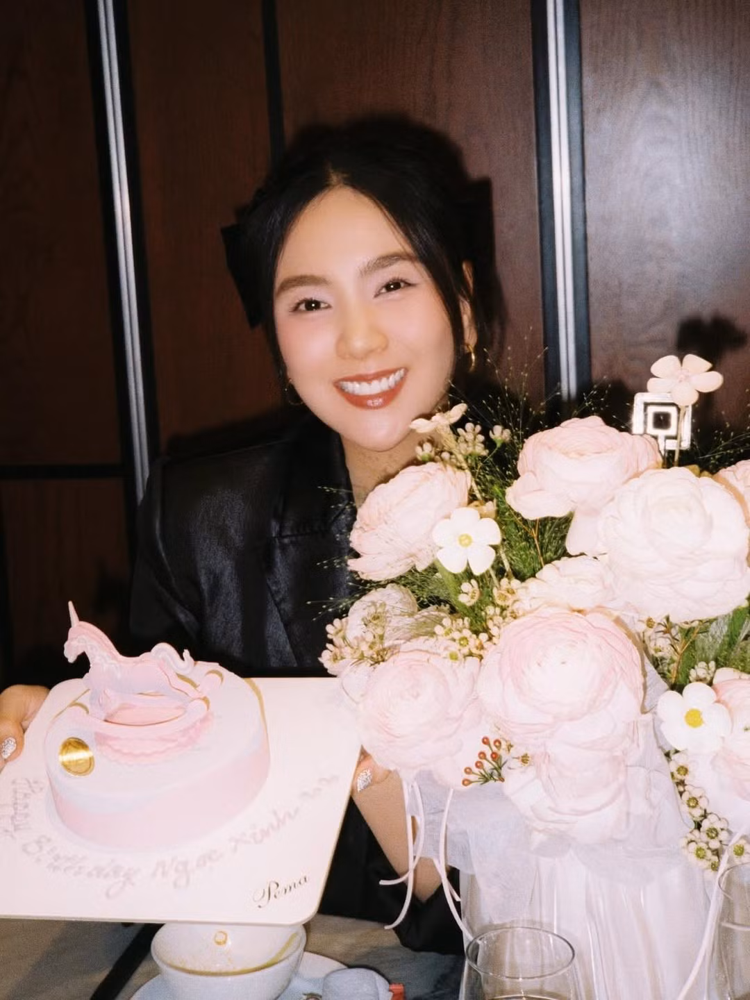 Trên trang cá nhân, Mai Ngọc đăng tải dòng trạng thái đầy cảm xúc: "Dư âm sinh nhật 36. Dù ở đâu cũng luôn có những người bạn đồng hành cùng". Trong loạt ảnh, nữ MC diện chiếc váy ren màu nude tinh tế, khoe khéo vóc dáng chuẩn cùng làn da trắng mịn màng. Dù đã bước sang tuổi 36, Mai Ngọc vẫn giữ được nét trẻ trung, sang trọng và nụ cười rạng rỡ đặc trưng. (Ảnh: IGNV)