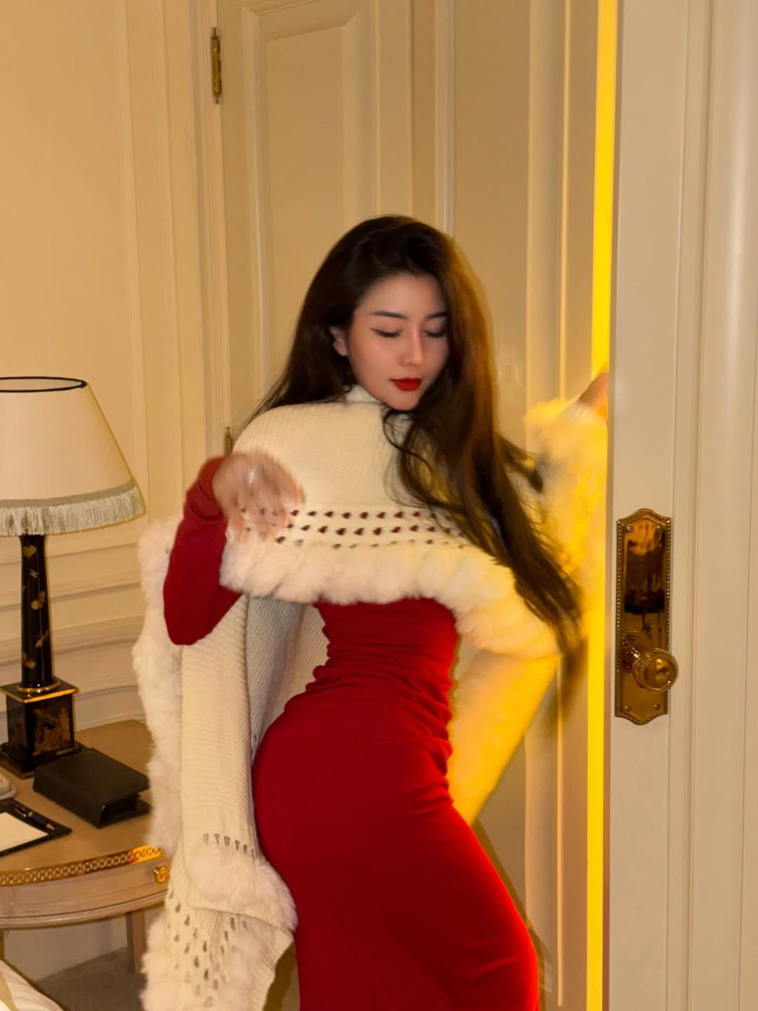 Điểm nhấn của bộ trang phục là chiếc khăn choàng lông màu kem sang trọng, giúp cô nàng vừa toát lên vẻ gợi cảm, vừa mang phong cách của một quý cô thượng lưu. (Ảnh: IGNV)