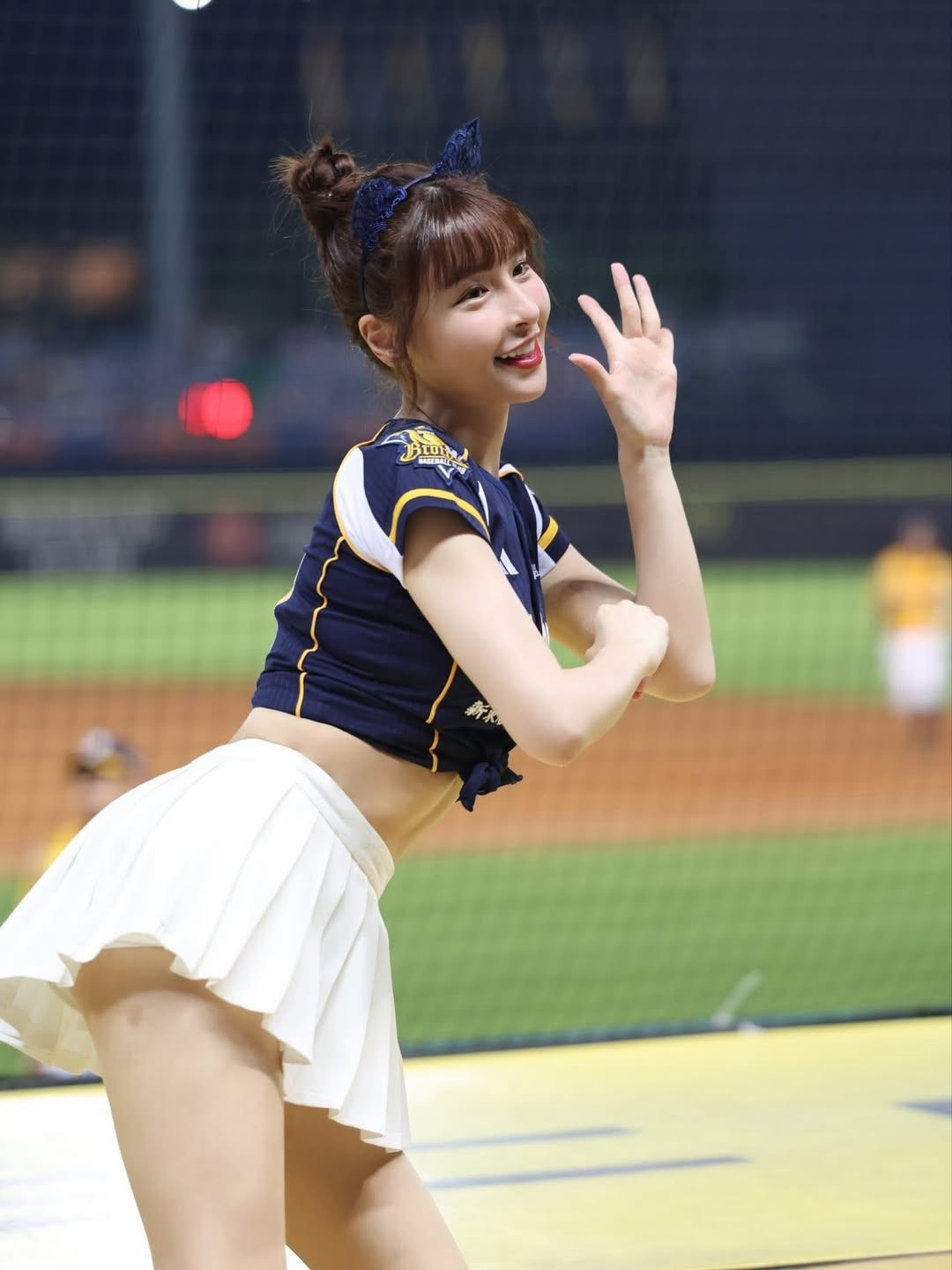 Gun Gun gắn liền với trang phục cheerleader tươi tắn. Những hình ảnh cô nàng trên sân với sức sống, sự năng động khiến cổ động viên vô cùng thích thú. (Ảnh: IGNV)