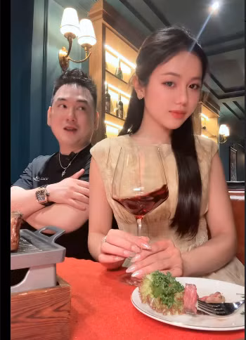 Sau thời gian dài vướng nghi vấn hẹn hò, Bò Chảnh mới đây đã bất ngờ đăng tải một đoạn video đu trend trên nền tảng mạng xã hội, lần đầu tiên công khai xuất hiện chung khung hình một cách thân mật với nam streamer giàu nhất Việt Nam - Xemesis. (Ảnh: IGNV)