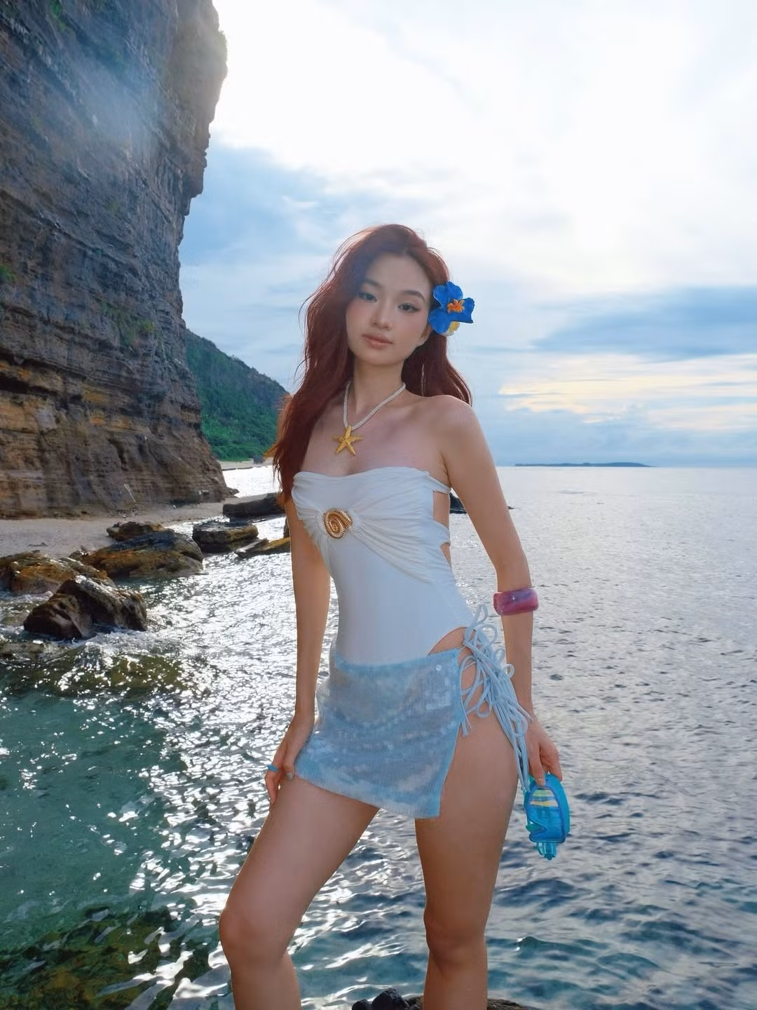 Mới đây, hot girl Chai Chanh (tên thật Thái Anh) đã khiến cộng đồng mạng "đứng ngồi không yên" với loạt ảnh diện bikini đầy táo bạo và cuốn hút trong chuyến đi biển của mình. Với concept nàng tiên cá độc đáo, Chai Chanh nhận được vô vàn lời khen ngợi từ người hâm mộ.