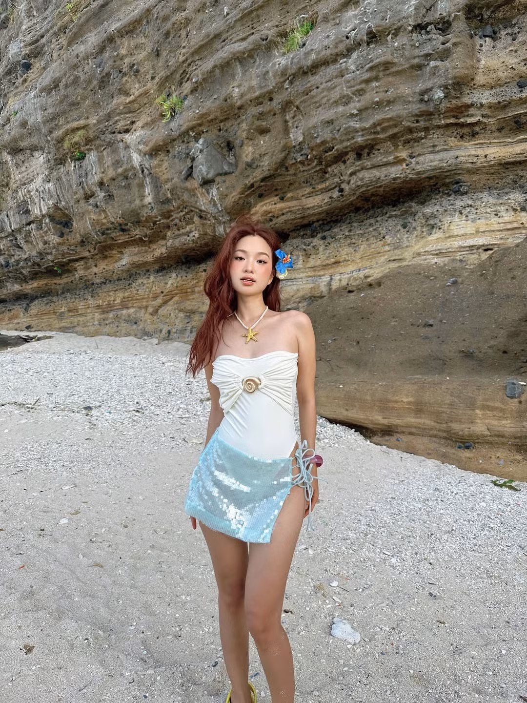 Trong những bức ảnh được chia sẻ, Chai Chanh xuất hiện đầy gợi cảm trong bộ bikini màu trắng tinh khôi, được thiết kế cách điệu với phần quây ngực tôn lên bờ vai trần thon gọn.