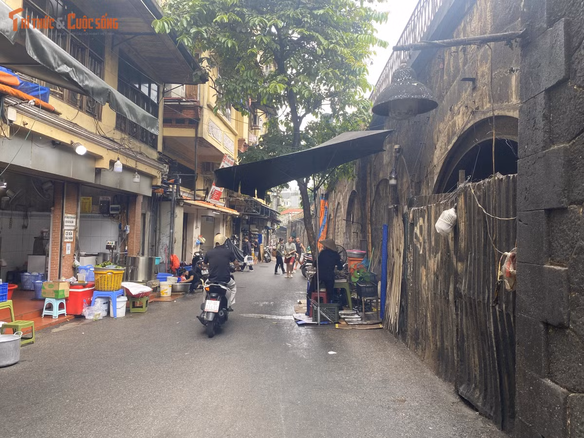 Cuộc sống sinh hoạt, kinh doanh tự phát của người dân bám chặt lấy chân vòm cầu. Việc lập đồ án thiết kế đô thị 1/500 được kỳ vọng sẽ giải quyết triệt để bài toán hài hòa giữa bảo tồn di sản, phát triển kinh tế và đảm bảo dân sinh.