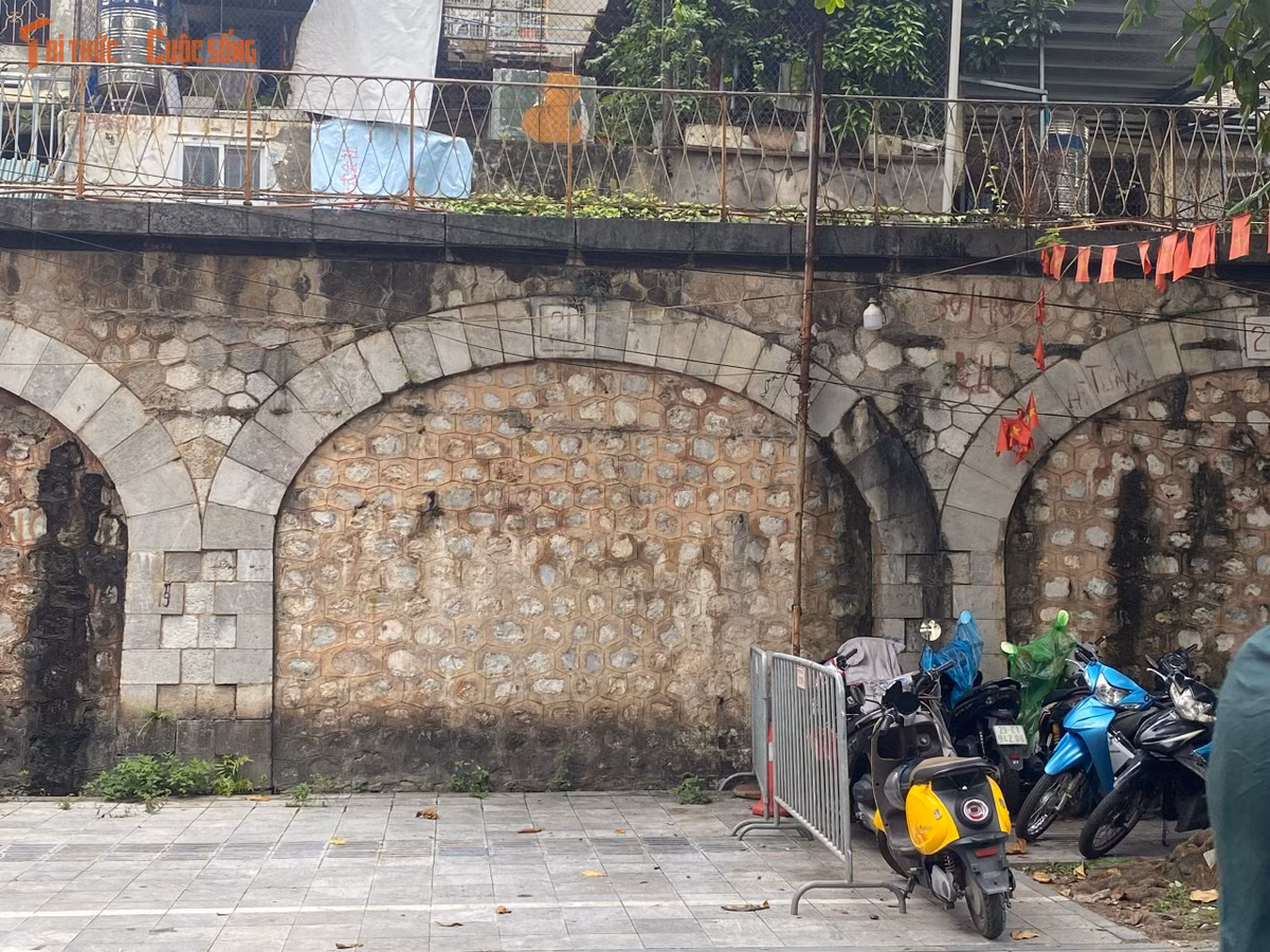 Theo đánh giá hiện trạng, trong tổng số 131 vòm cầu hiện có 6 vòm dành cho giao thông, 97 vòm được xây bịt hai lớp tường, 21 vòm xây bịt bốn lớp tường và 7 vòm nguyên gốc dưới khu vực ga Long Biên.