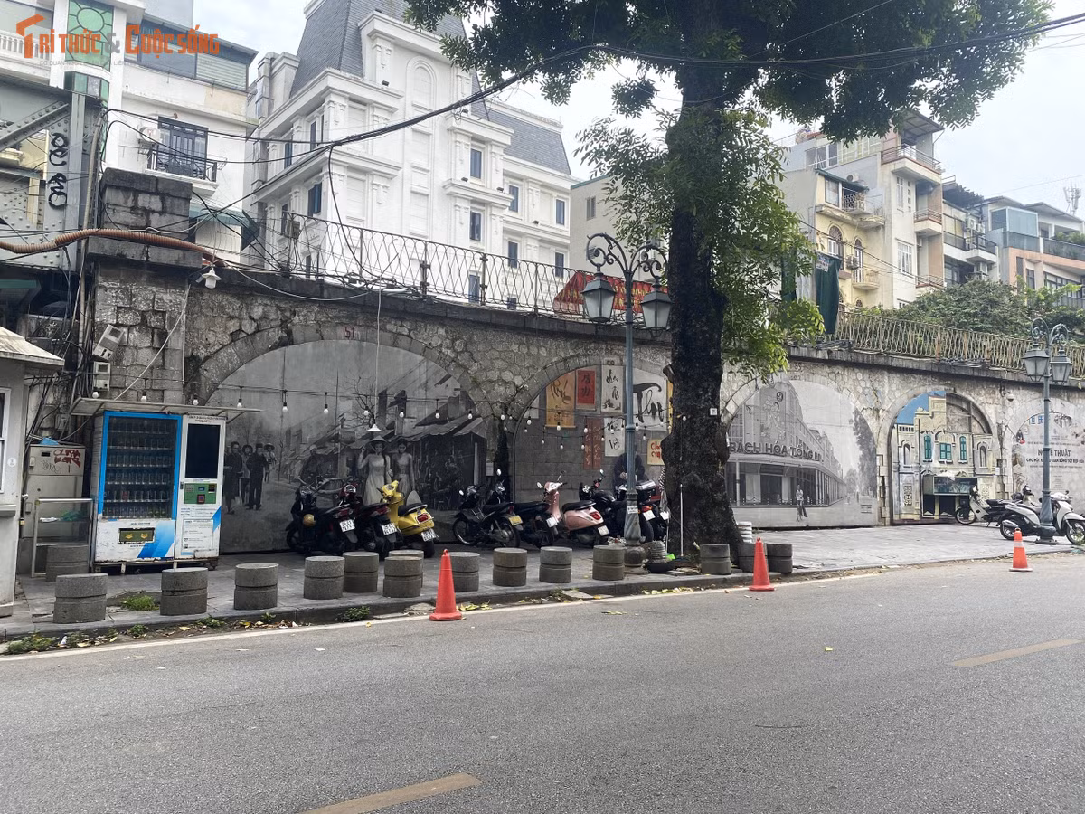 Tuyến đường đi bộ ven vòm cầu Phùng Hưng có tiềm năng lớn trở thành trục không gian văn hóa - dịch vụ kết nối liên hoàn nếu Đồ án 1/500 được phê duyệt và triển khai đồng bộ.