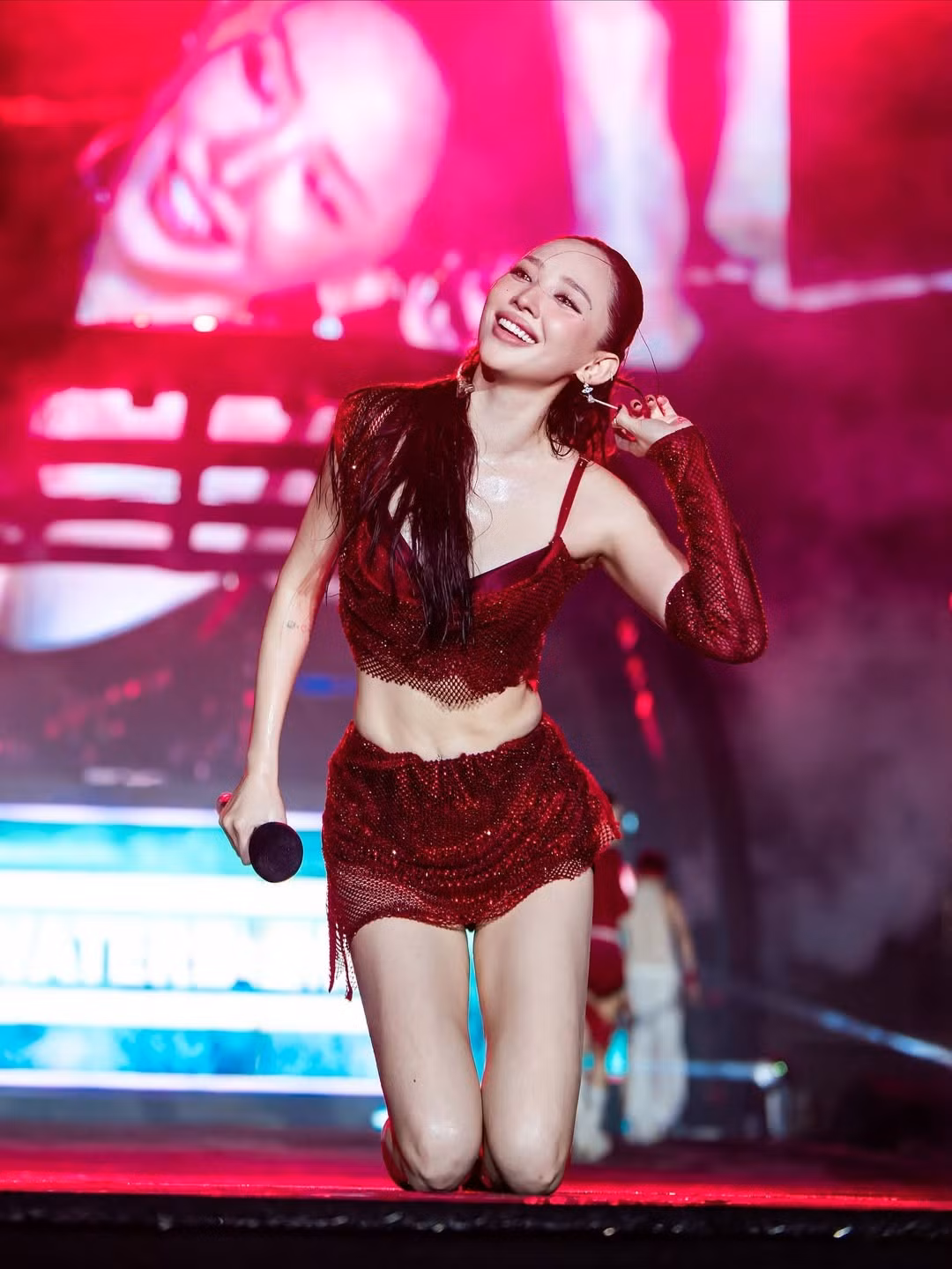 Trong các góc ảnh cận, Tóc Tiên gây ấn tượng với phong cách trang điểm sắc sảo, nhấn mạnh vào đôi mắt to tròn, lấp lánh và đôi môi mọng nước. (Ảnh: IGNV)