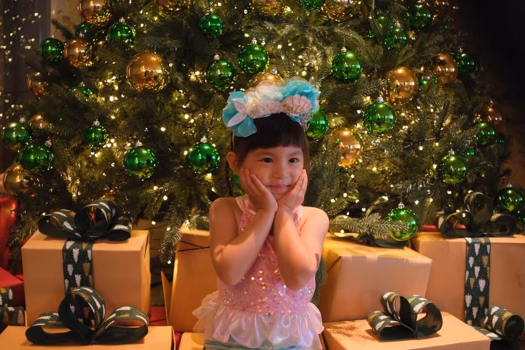 Nhiều người hâm mộ không khỏi xuýt xoa, gọi Pam là "Nàng tiên cá của bác/chú/cô" và bày tỏ sự thích thú trước sự sáng tạo của mẹ Salim khi kết hợp chủ đề Tiên Cá với không khí Giáng Sinh. (Ảnh: @pamyeuoi)