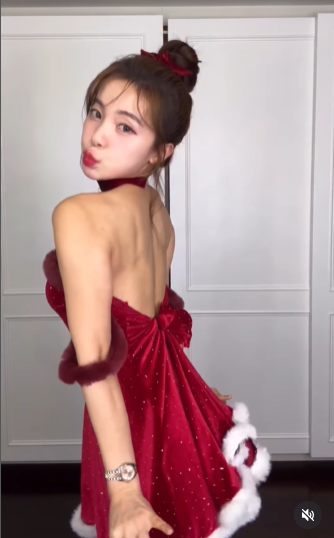 Với một outfit khác, Lee Da Hye xuất hiện trong chiếc váy đỏ cúp ngực lấp lánh, chất liệu nhung mềm mại với viền lông trắng và chi tiết nơ to ở phía sau. Thiết kế trễ vai và ôm sát giúp tôn lên xương quai xanh cùng vòng eo nhỏ nhắn.