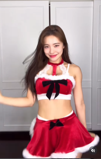 Đoạn video nhảy trong trang phục Noel của Lee Da Hye nhanh chóng thu hút sự chú ý của cộng đồng mạng, nhận về hàng ngàn lượt yêu thích và bình luận khen ngợi về nhan sắc.