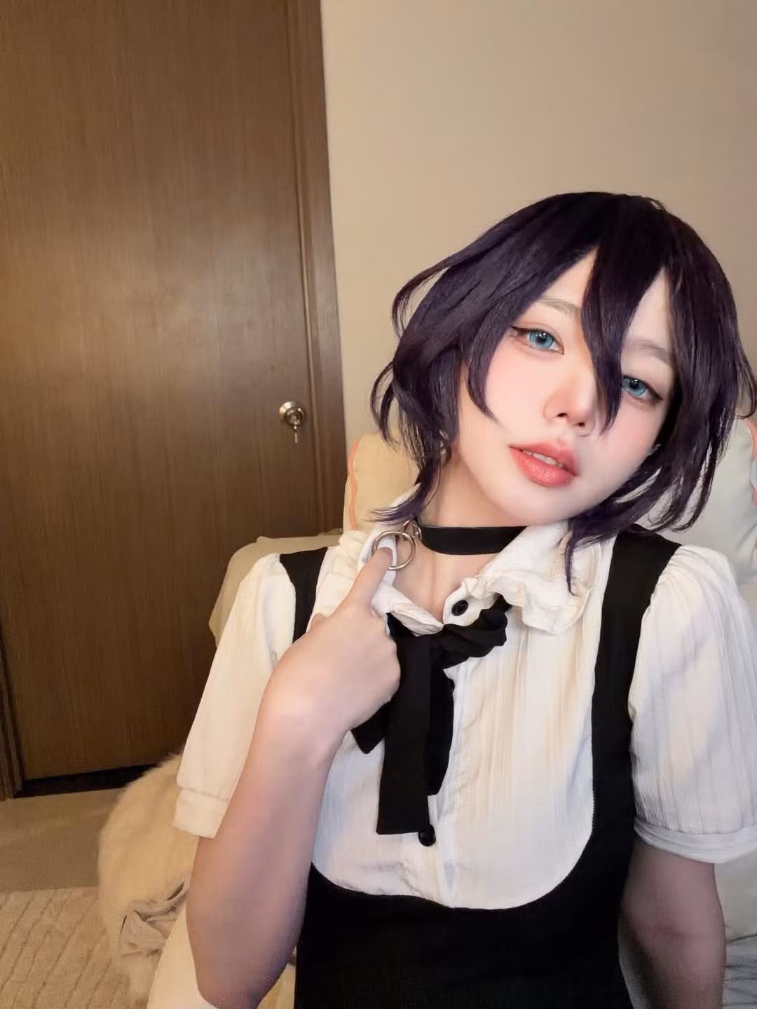 Trong bộ trang phục đặc trưng của Reze, Remind xuất hiện với mái tóc tím ngắn đặc trưng cùng phần mái che một bên mắt đầy cá tính. Cùng với đó là chiếc choker đen có vòng kim loại - biểu tượng "chốt lựu đạn" gắn liền với sức mạnh của Quỷ Bom. (Ảnh: IGNV)