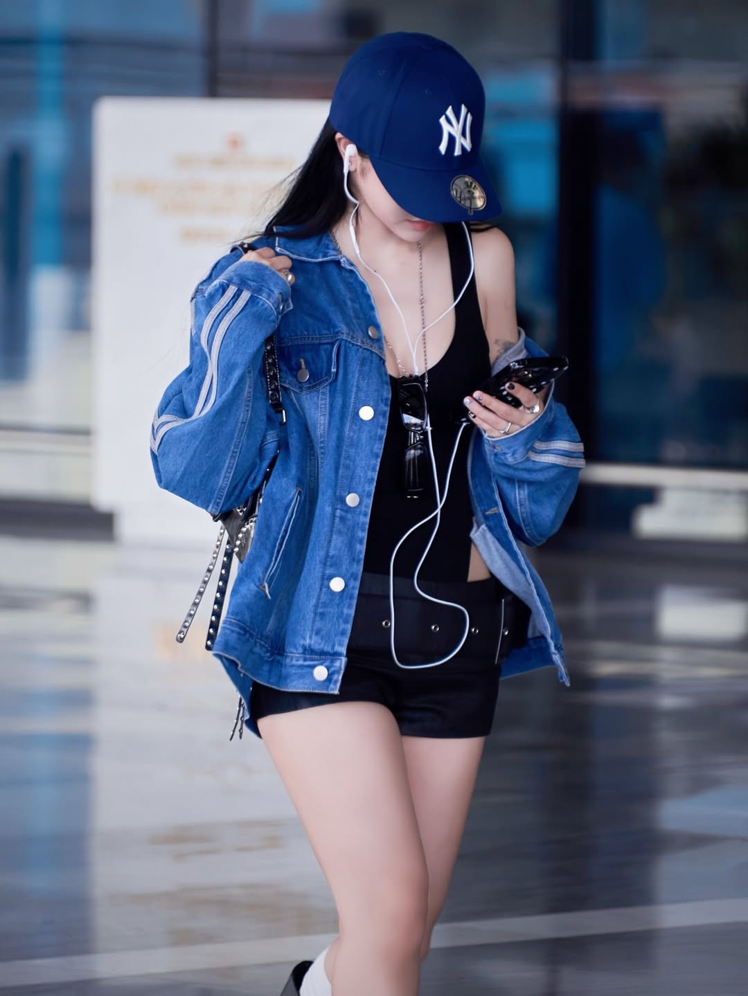 Các bức ảnh cho cảm giác như một ngôi sao Kpop thực thụ đang di chuyển tại sân bay, khác hẳn với những bức ảnh concept thông thường. (Ảnh: IGNV)