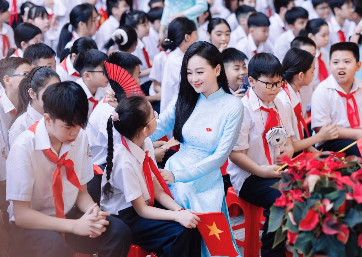 Mỹ Linh từng tốt nghiệp khoa Sư phạm Ngữ văn của trường Đại học Sư phạm Hà Nội. Ngoài ra, cô còn tốt nghiệp văn bằng 2, khoa Quản trị Kinh doanh của trường Đại học Ngoại thương Hà Nội. (Ảnh: FBNV)