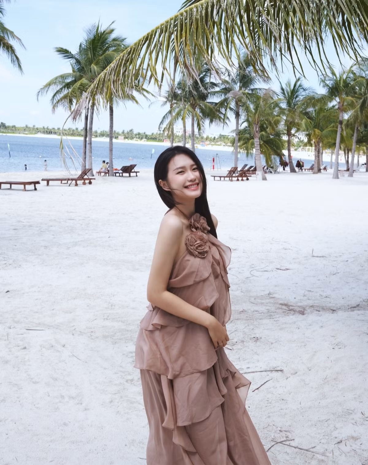 Xuất hiện bên cạnh chồng, Hải My luôn ghi điểm với hình ảnh dịu dàng, nữ tính nhưng không kém phần sang trọng, quyến rũ. (Ảnh: FBNV)